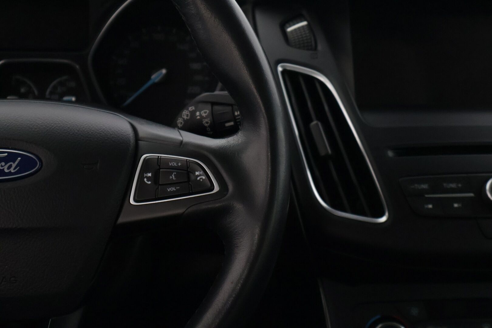 Ford Focus 2015 1,5 EcoBoost 150 hv Start/Stop M6 Titanium Wagon * Adapt. vakkari / P-tutkat / Lohkolämmitin / Lämmitettävä tuulilasi / Koukku * - Suomi-auto / Jakohihna vaihdettu 3/25! / Kahdet hyvät renkaat, talveksi Nokian nastat