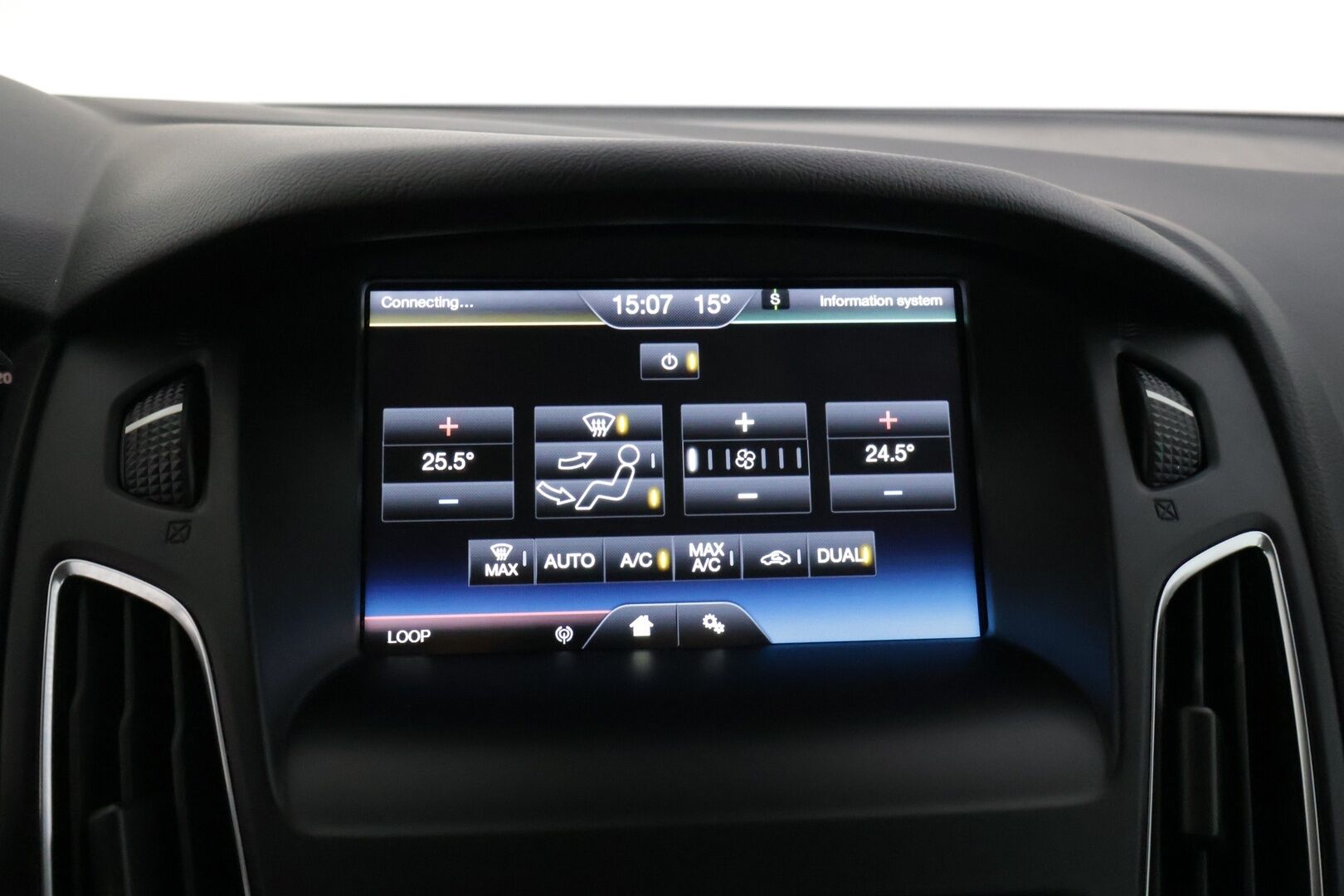 Ford Focus 2015 1,5 EcoBoost 150 hv Start/Stop M6 Titanium Wagon * Adapt. vakkari / P-tutkat / Lohkolämmitin / Lämmitettävä tuulilasi / Koukku * - Suomi-auto / Jakohihna vaihdettu 3/25! / Kahdet hyvät renkaat, talveksi Nokian nastat