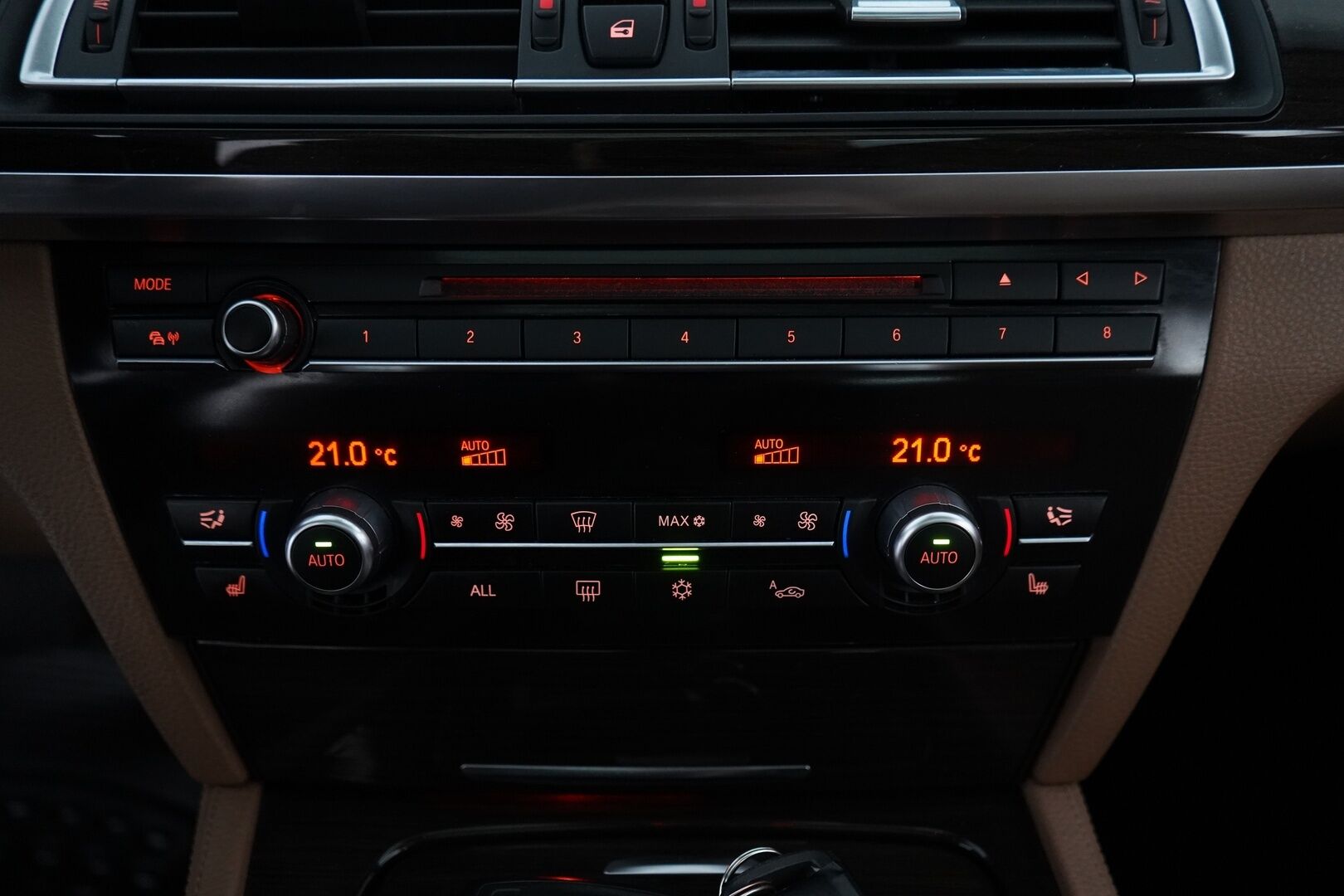 BMW 740 2010 YritysOutlet - Myydään vain yrityksille *Imuovet / Kattoluukku / Nahat / Muistipenkit / Webasto* - Tämä auto myydään YritysOutlet -valikoimasta vain yritykselle - Osta nyt, maksa vasta ensi vuonna