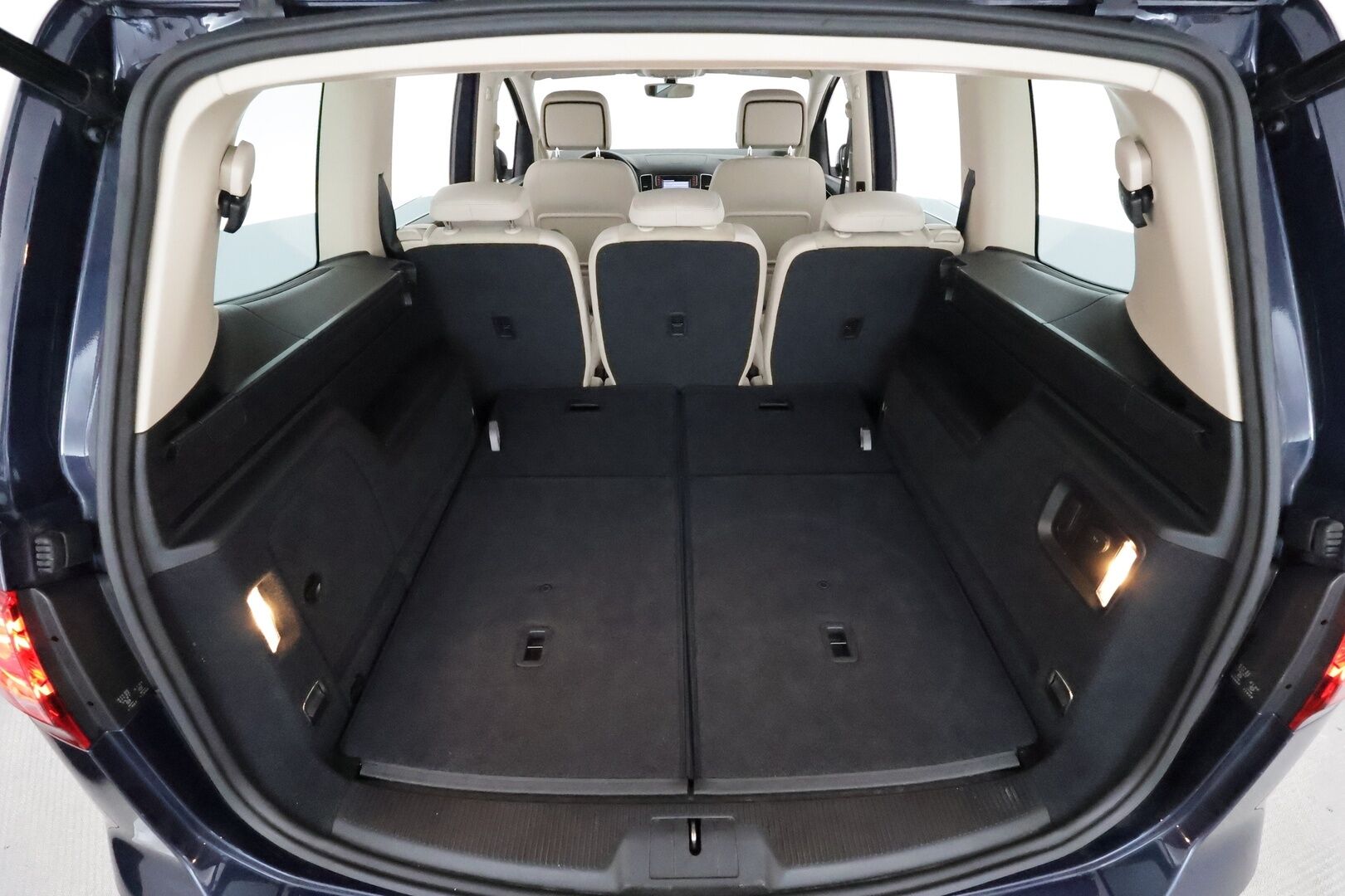 Volkswagen Sharan 2016 Highline 2,0 TDI 110 kW (150 hv) DSG **Webasto / Panorama / P.kamera / Adapt.vakkari / Koukku / Sähköovet** - Suomi-auto / Kahdet renkaat aluvanteilla