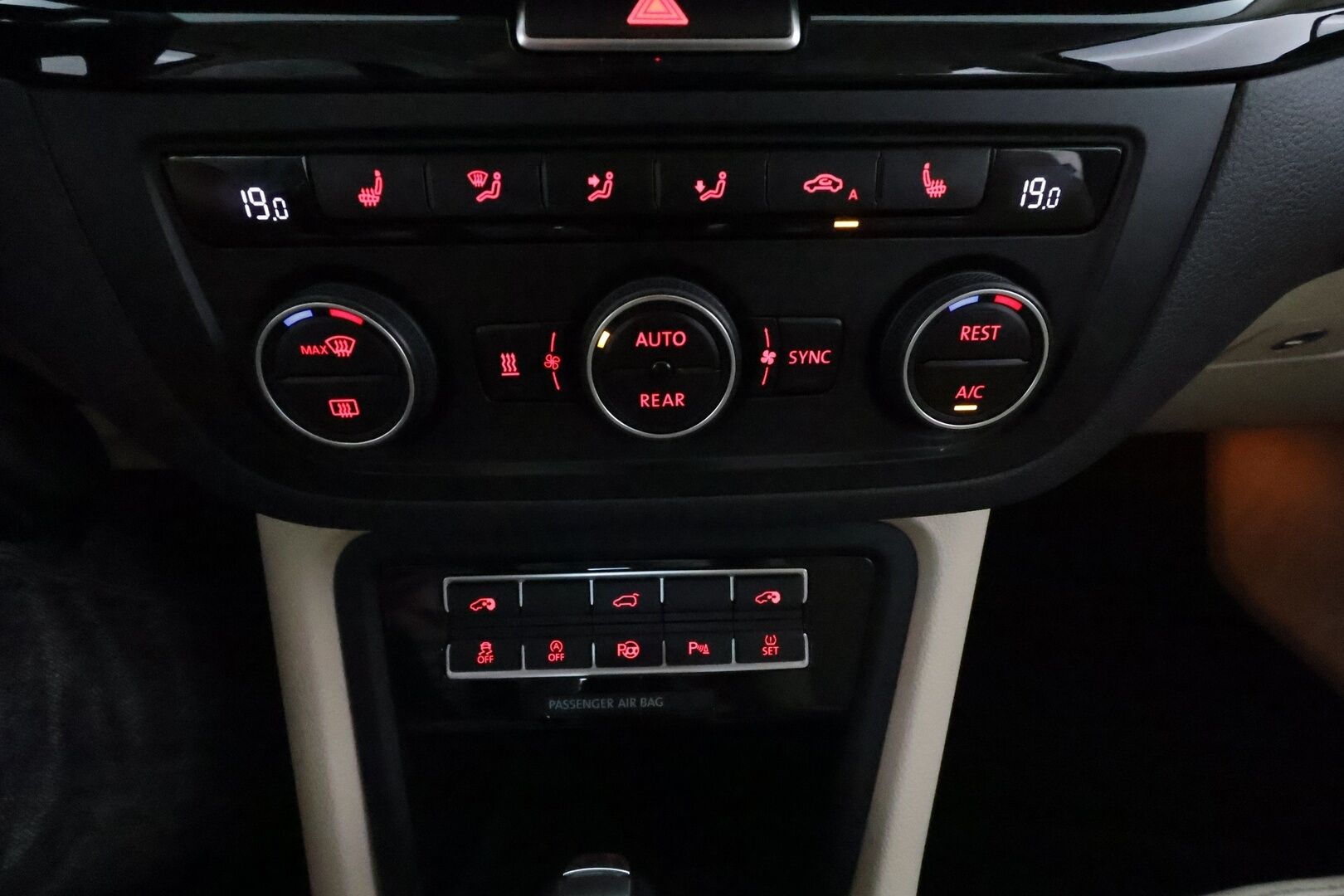 Volkswagen Sharan 2016 Highline 2,0 TDI 110 kW (150 hv) DSG **Webasto / Panorama / P.kamera / Adapt.vakkari / Koukku / Sähköovet** - Suomi-auto / Kahdet renkaat aluvanteilla