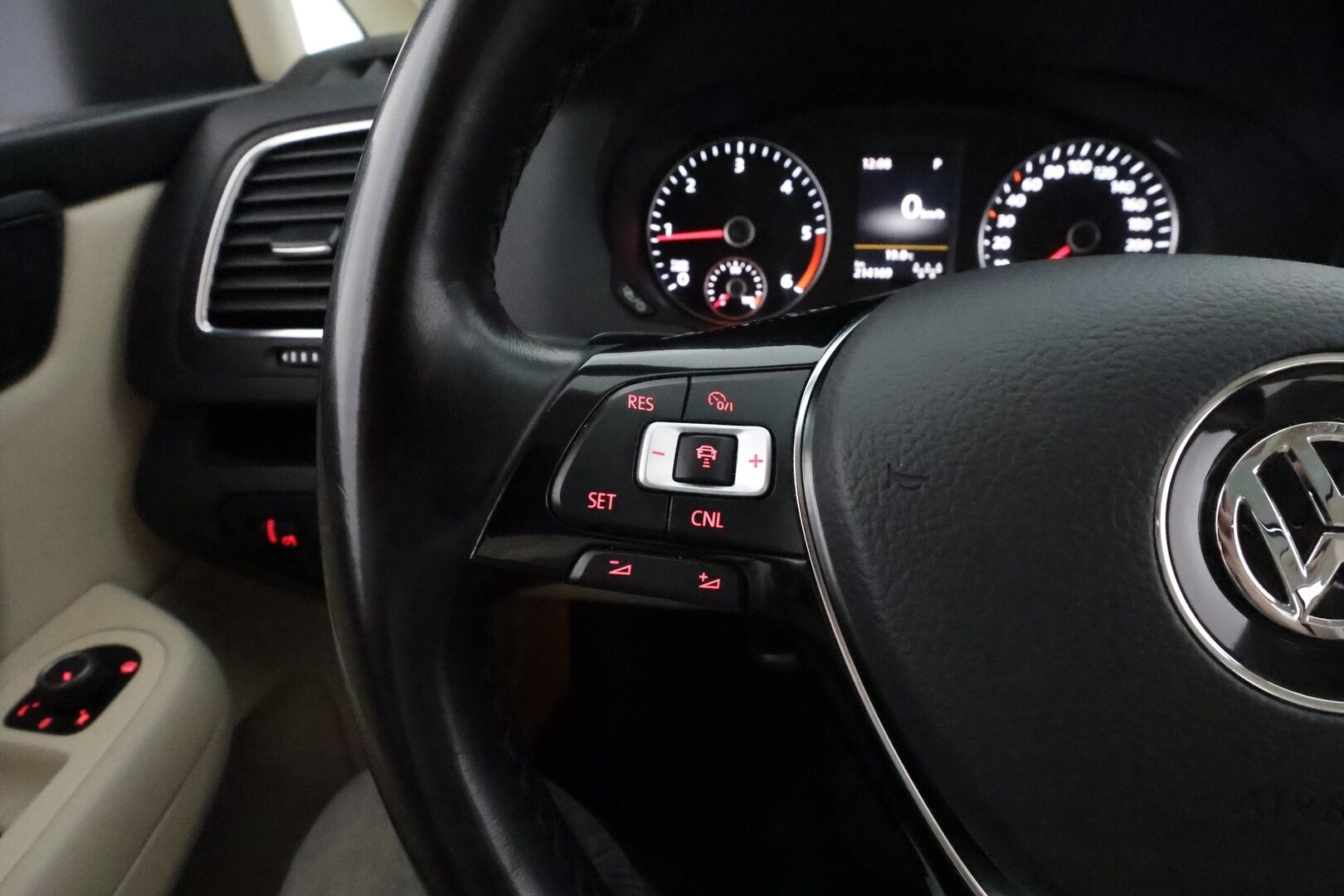 Volkswagen Sharan 2016 Highline 2,0 TDI 110 kW (150 hv) DSG **Webasto / Panorama / P.kamera / Adapt.vakkari / Koukku / Sähköovet** - Suomi-auto / Kahdet renkaat aluvanteilla