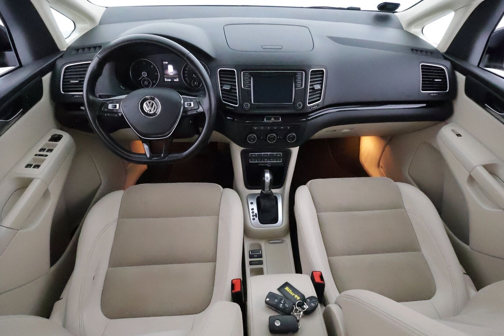 Volkswagen Sharan 2016 Highline 2,0 TDI 110 kW (150 hv) DSG **Webasto / Panorama / P.kamera / Adapt.vakkari / Koukku / Sähköovet** - Suomi-auto / Kahdet renkaat aluvanteilla