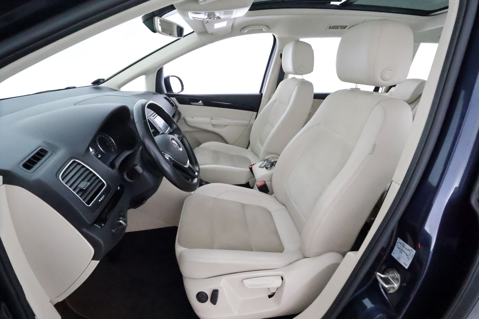 Volkswagen Sharan 2016 Highline 2,0 TDI 110 kW (150 hv) DSG **Webasto / Panorama / P.kamera / Adapt.vakkari / Koukku / Sähköovet** - Suomi-auto / Kahdet renkaat aluvanteilla