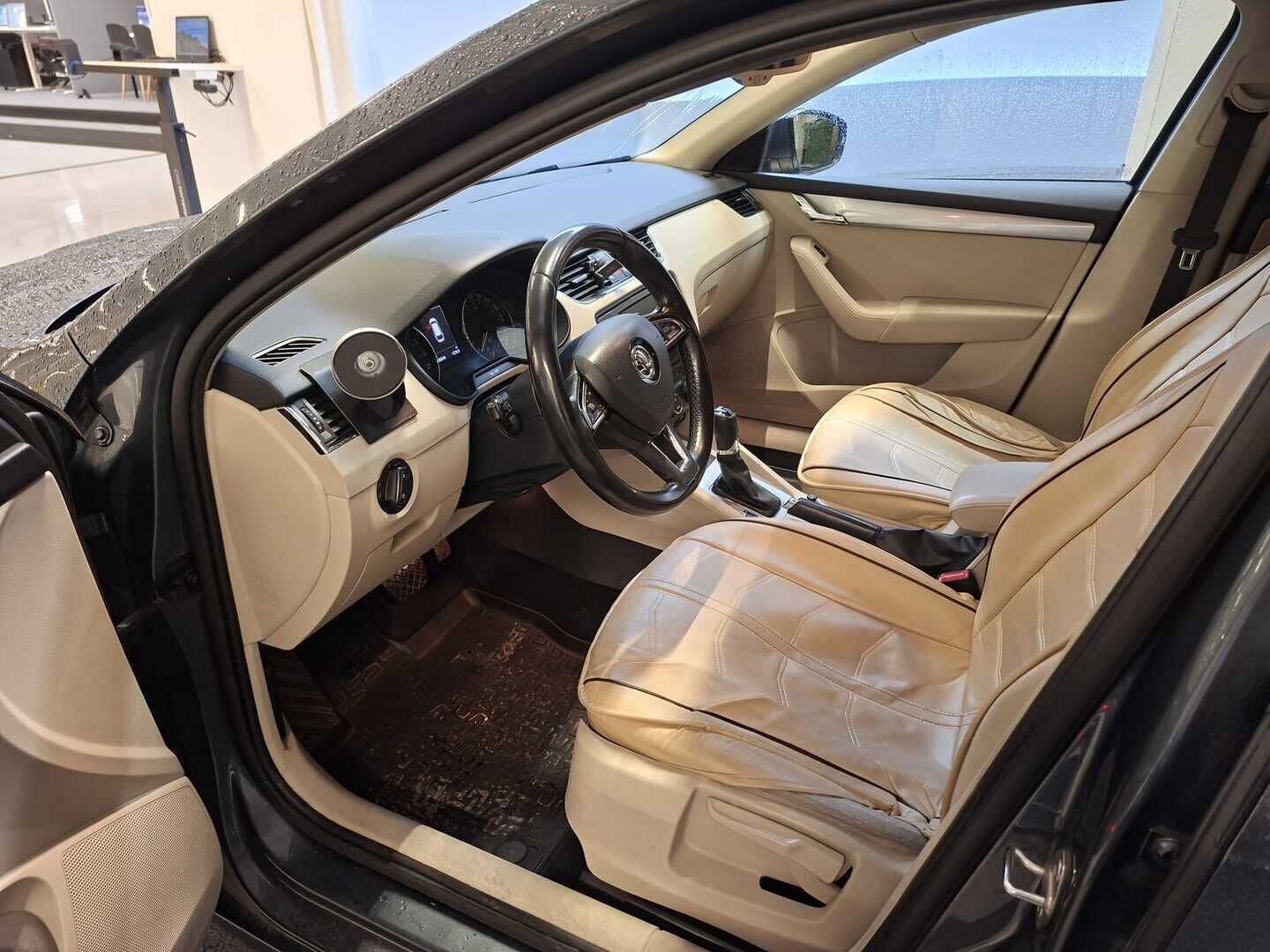 Skoda Octavia 2015 Combi 1,6 TDI Style DSG Autom. **Koukku / S.luukku / Lämmitettävä tuulilasi / Lisälämmitin** *Myydään Huutokaupat.com* - Combi 1,6 TDI Style DSG Autom. **Koukku / S.luukku / Lämmitettävä tuulilasi / Lisälämmitin** *Myydään Huutokaupat.com*