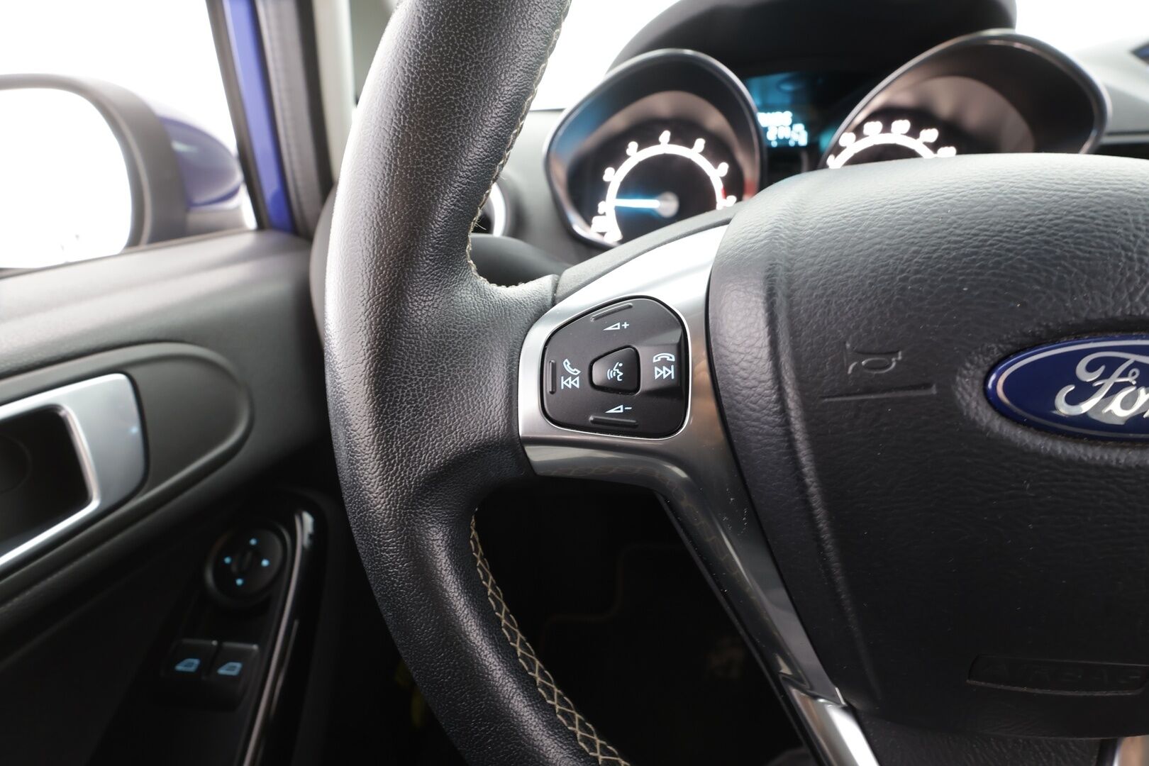 Ford Fiesta 2016 1,0 EcoBoost 100hv PowerShift A6 Titanium 5-ovinen - | Vakkari | Lämm. tuulilasi | BT | Penkinlämmittimet | Aut. ilmastointi | Lohko + sisälämmitin | 2x renkaat aluin | Suomiauto |