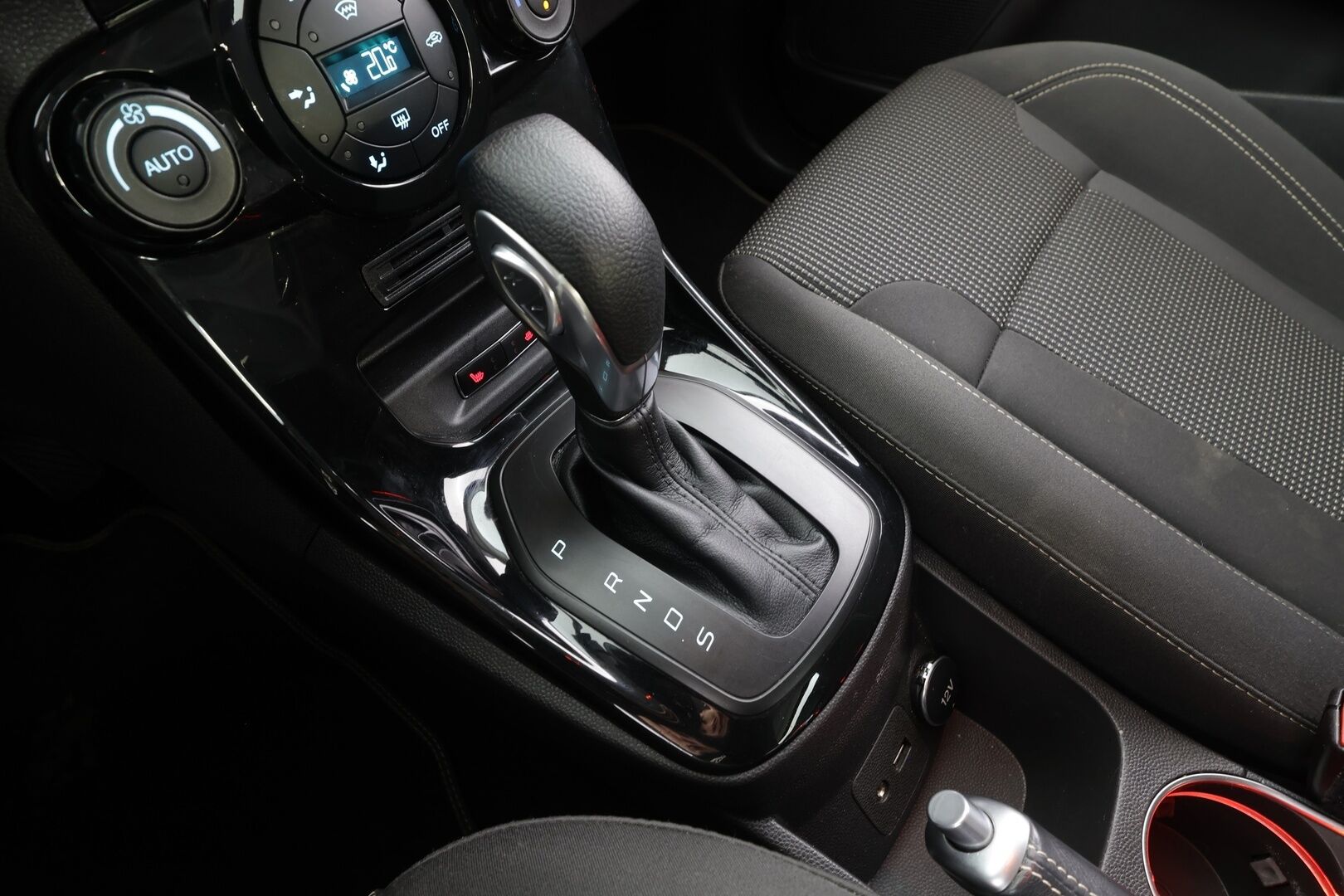 Ford Fiesta 2016 1,0 EcoBoost 100hv PowerShift A6 Titanium 5-ovinen - | Vakkari | Lämm. tuulilasi | BT | Penkinlämmittimet | Aut. ilmastointi | Lohko + sisälämmitin | 2x renkaat aluin | Suomiauto |