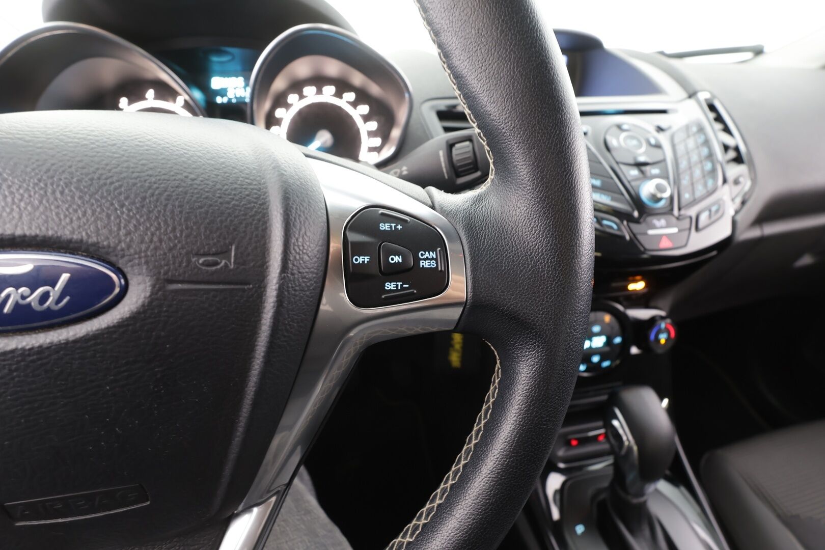Ford Fiesta 2016 1,0 EcoBoost 100hv PowerShift A6 Titanium 5-ovinen - | Vakkari | Lämm. tuulilasi | BT | Penkinlämmittimet | Aut. ilmastointi | Lohko + sisälämmitin | 2x renkaat aluin | Suomiauto |