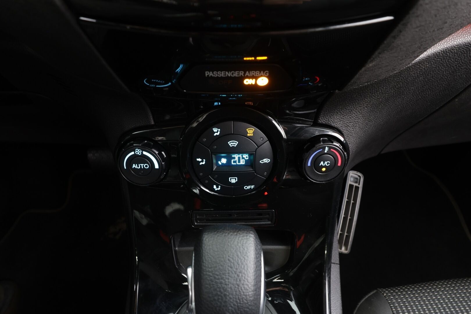 Ford Fiesta 2016 1,0 EcoBoost 100hv PowerShift A6 Titanium 5-ovinen - | Vakkari | Lämm. tuulilasi | BT | Penkinlämmittimet | Aut. ilmastointi | Lohko + sisälämmitin | 2x renkaat aluin | Suomiauto |
