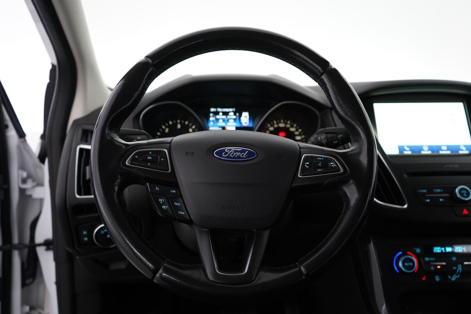 Ford Focus 2016 1,5 TDCi 120 hv Start/stop PowerShift A6 Titanium Wagon *Läm. tuulilasi / Vakkari / Koukku / Tutkat* - Kahdet todella hyväkuntoiset renkaat / Särmät huollot / Viimeisin huolto 197tkm kohdalla / Kahdet OEM vanteet