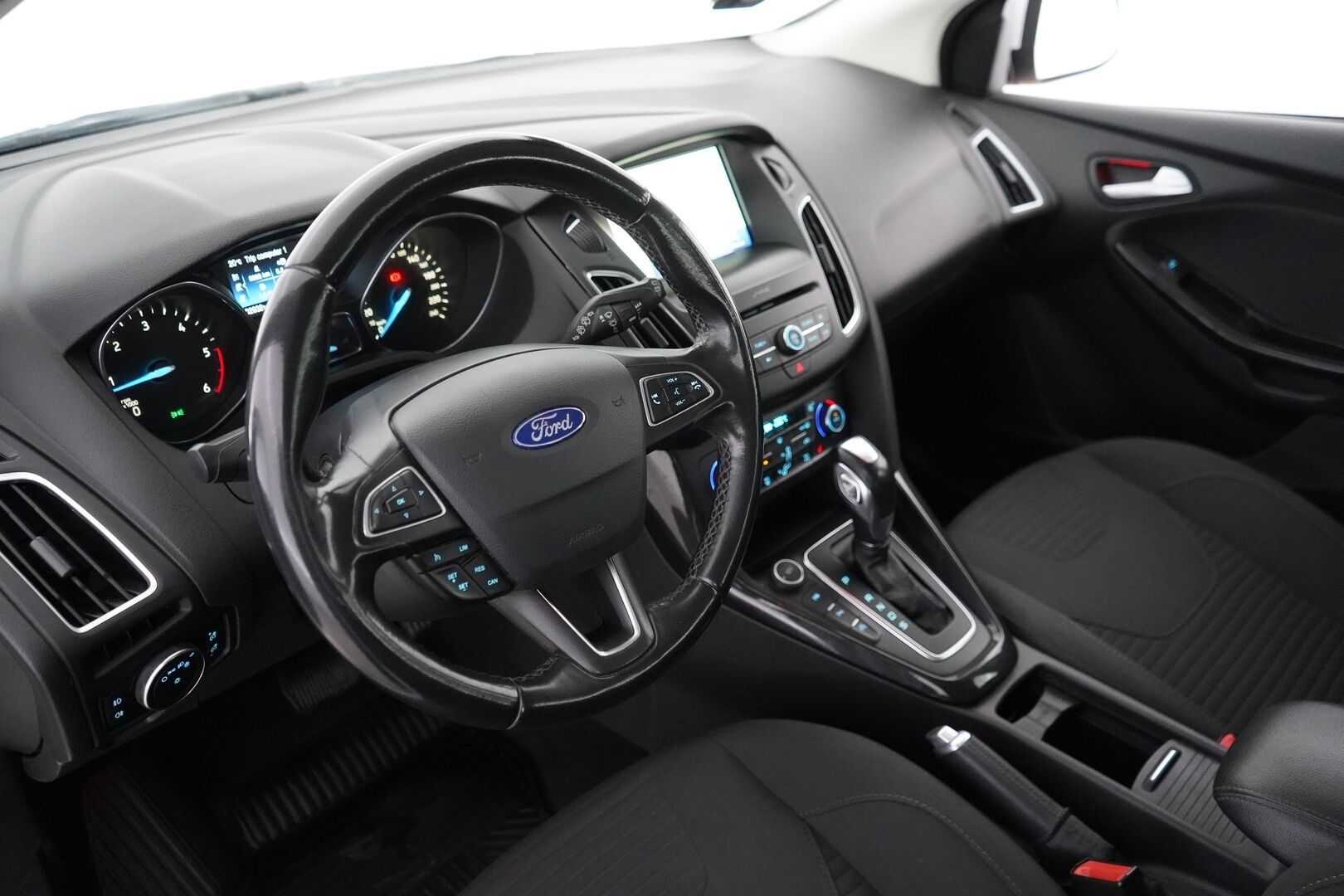 Ford Focus 2016 1,5 TDCi 120 hv Start/stop PowerShift A6 Titanium Wagon *Läm. tuulilasi / Vakkari / Koukku / Tutkat* - Kahdet todella hyväkuntoiset renkaat / Särmät huollot / Viimeisin huolto 197tkm kohdalla / Kahdet OEM vanteet