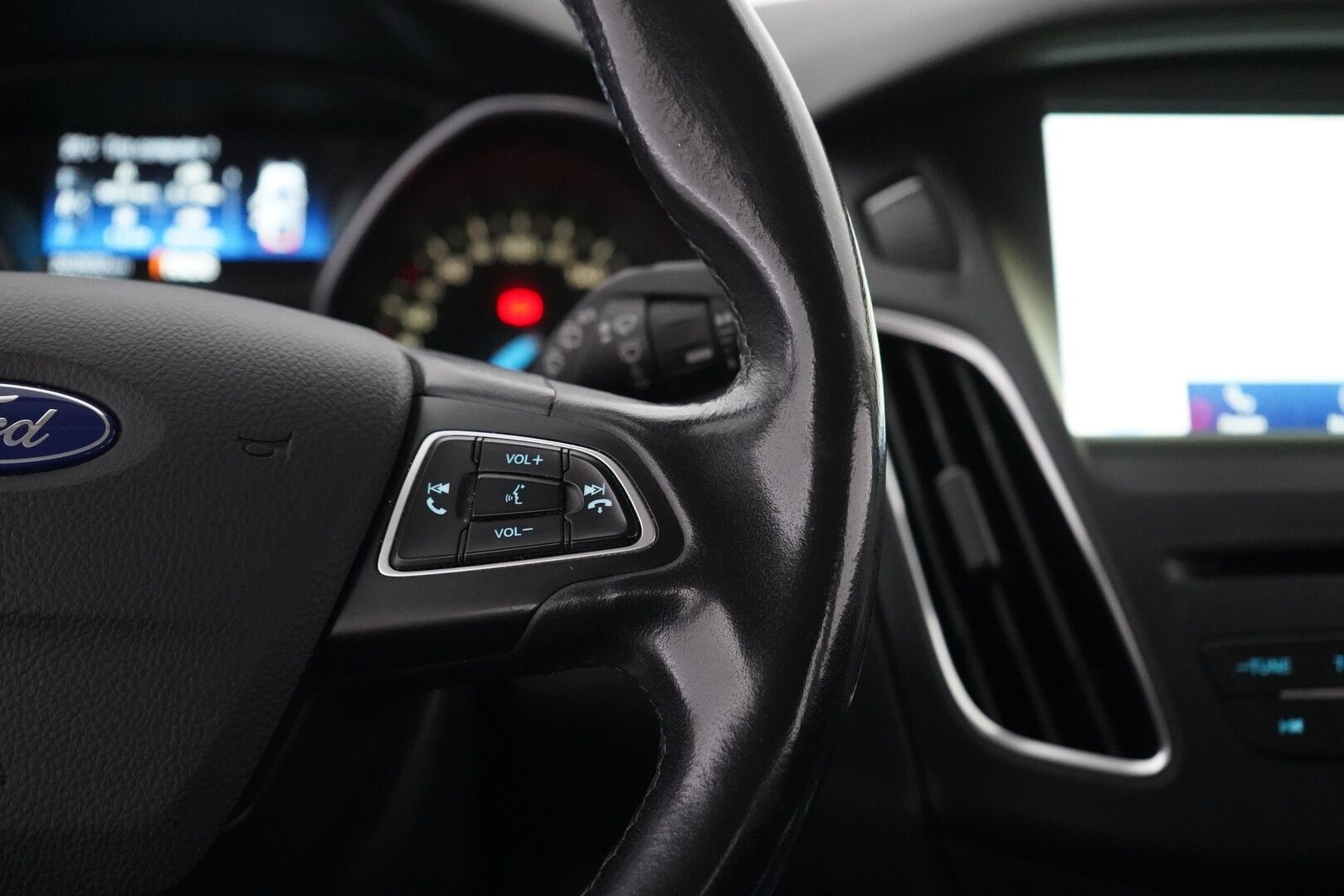 Ford Focus 2016 1,5 TDCi 120 hv Start/stop PowerShift A6 Titanium Wagon *Läm. tuulilasi / Vakkari / Koukku / Tutkat* - Kahdet todella hyväkuntoiset renkaat / Särmät huollot / Viimeisin huolto 197tkm kohdalla / Kahdet OEM vanteet - HULLUT AVAJAISHULINAT KORKOTARJOUS 3,29 %