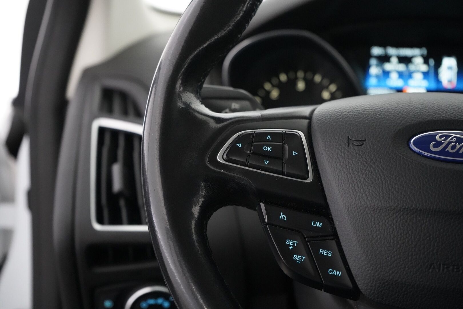 Ford Focus 2016 1,5 TDCi 120 hv Start/stop PowerShift A6 Titanium Wagon *Läm. tuulilasi / Vakkari / Koukku / Tutkat* - Kahdet todella hyväkuntoiset renkaat / Särmät huollot / Viimeisin huolto 197tkm kohdalla / Kahdet OEM vanteet