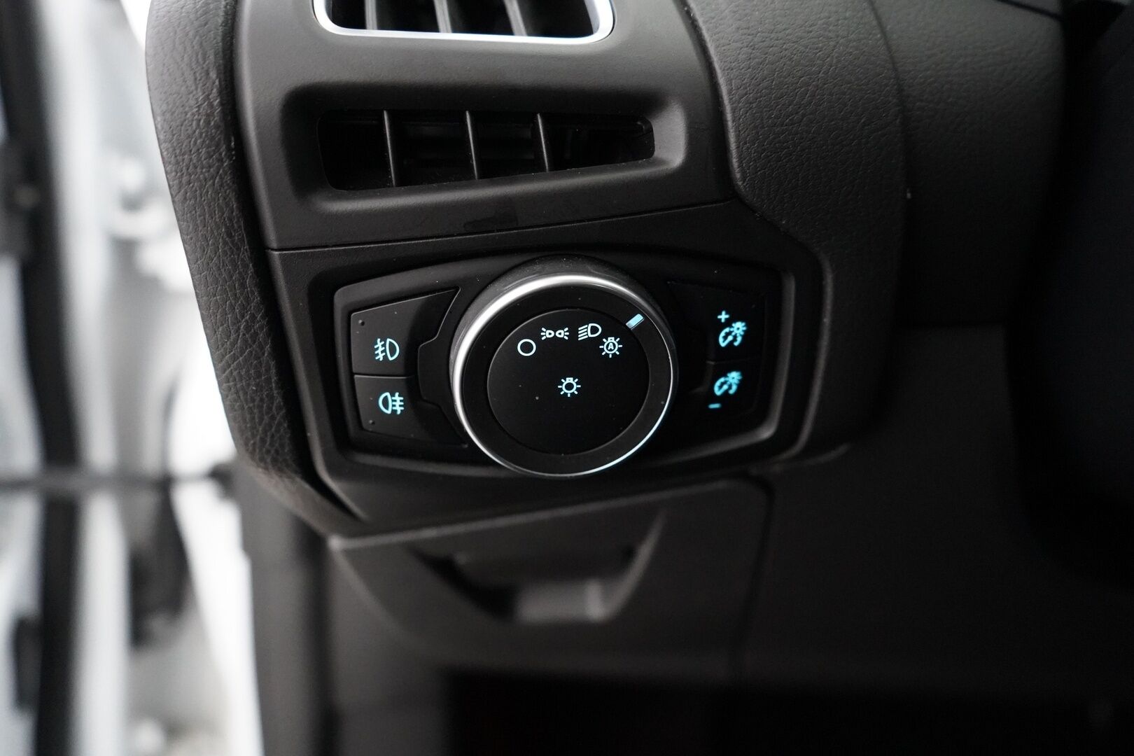 Ford Focus 2016 1,5 TDCi 120 hv Start/stop PowerShift A6 Titanium Wagon *Läm. tuulilasi / Vakkari / Koukku / Tutkat* - Kahdet todella hyväkuntoiset renkaat / Särmät huollot / Viimeisin huolto 197tkm kohdalla / Kahdet OEM vanteet - HULLUT AVAJAISHULINAT KORKOTARJOUS 3,29 %