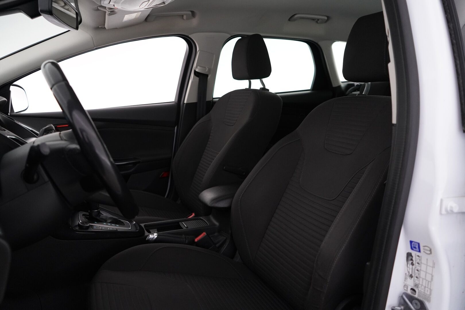 Ford Focus 2016 1,5 TDCi 120 hv Start/stop PowerShift A6 Titanium Wagon *Läm. tuulilasi / Vakkari / Koukku / Tutkat* - Kahdet todella hyväkuntoiset renkaat / Särmät huollot / Viimeisin huolto 197tkm kohdalla / Kahdet OEM vanteet