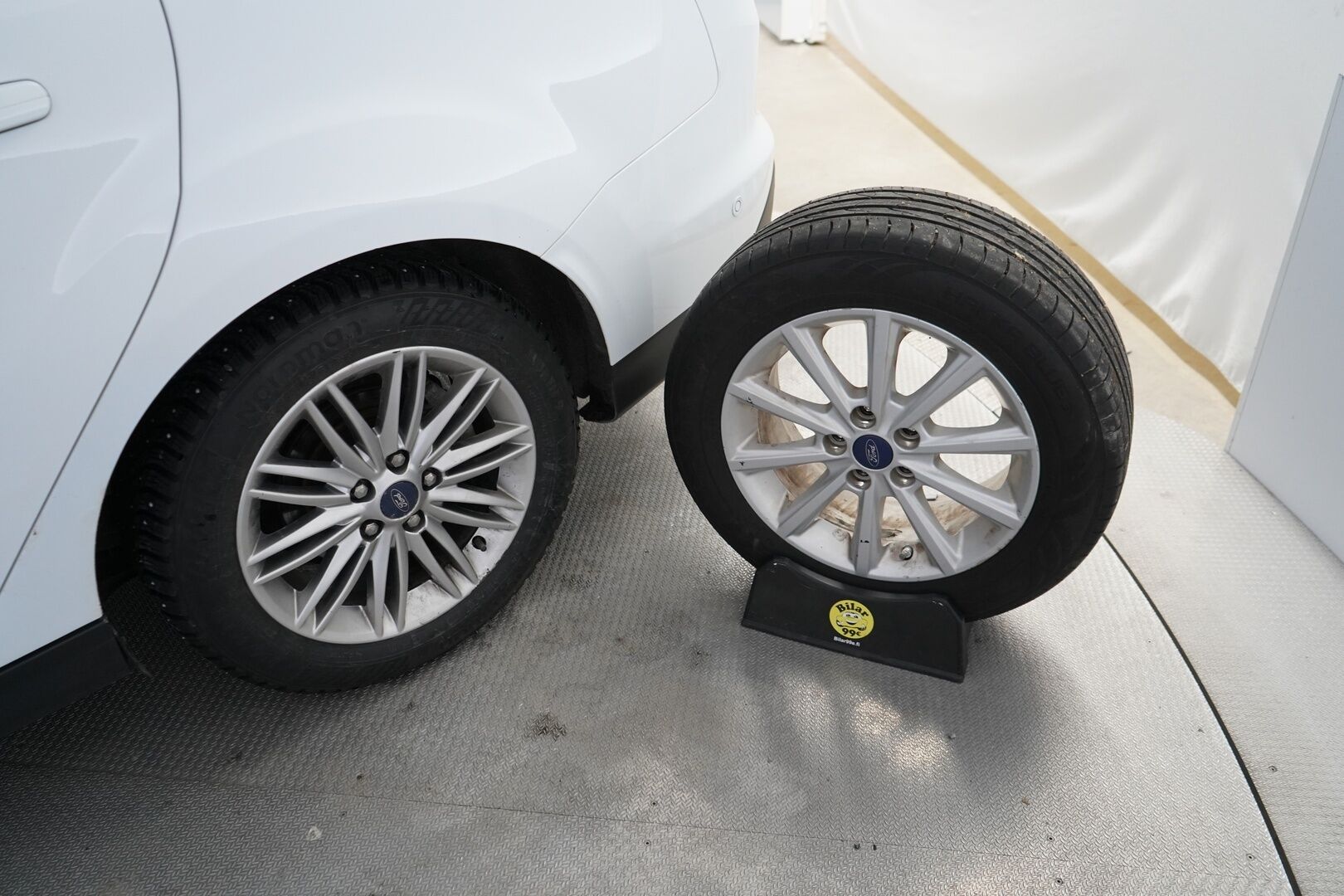 Ford Focus 2016 1,5 TDCi 120 hv Start/stop PowerShift A6 Titanium Wagon *Läm. tuulilasi / Vakkari / Koukku / Tutkat* - Kahdet todella hyväkuntoiset renkaat / Särmät huollot / Viimeisin huolto 197tkm kohdalla / Kahdet OEM vanteet - HULLUT AVAJAISHULINAT KORKOTARJOUS 3,29 %