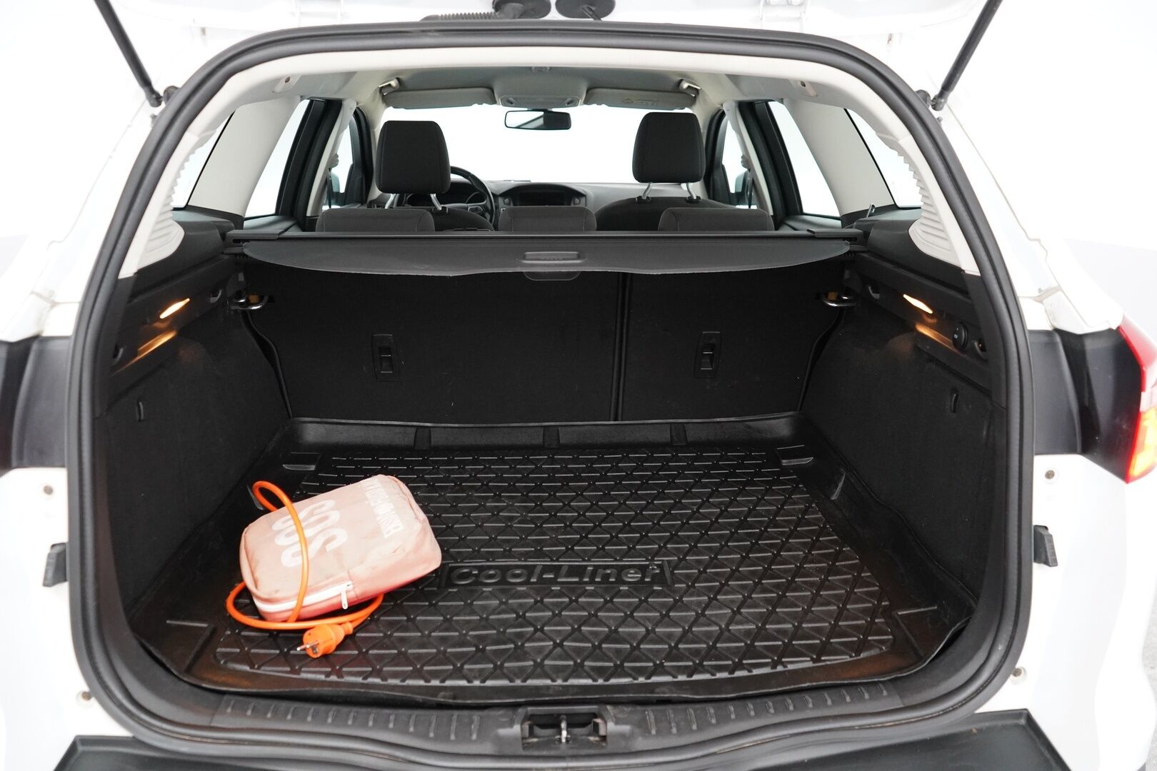 Ford Focus 2016 1,5 TDCi 120 hv Start/stop PowerShift A6 Titanium Wagon *Läm. tuulilasi / Vakkari / Koukku / Tutkat* - Kahdet todella hyväkuntoiset renkaat / Särmät huollot / Viimeisin huolto 197tkm kohdalla / Kahdet OEM vanteet