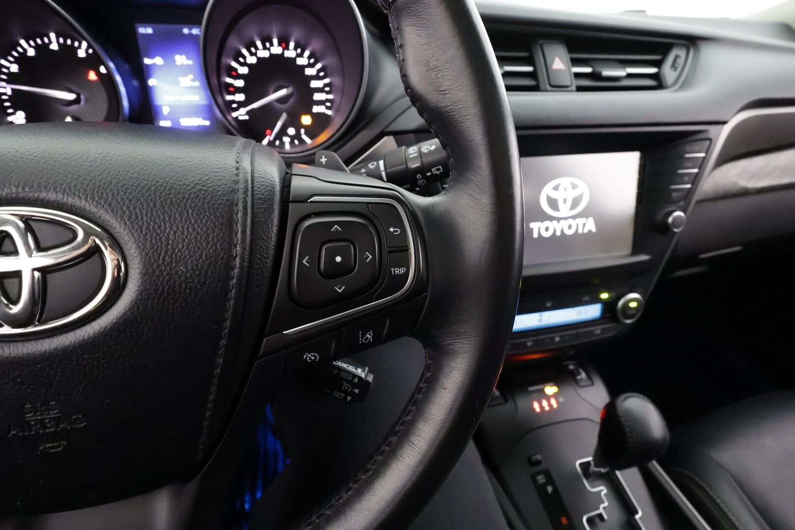 Toyota Avensis 2016 2,0 Valvematic Premium Touring Sports Multidrive S * Vakkari / Panorama / Muistipenkki / LED / Navi / Koukku * - P.kamera / Lohkolämmitin / Suomi-auto / Kahdet renkaat aluvanteilla - HULLU BLACKWEEK KORKOTARJOUS 2,49%