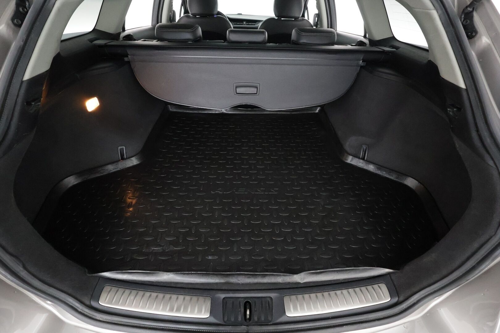 Toyota Avensis 2016 2,0 Valvematic Premium Touring Sports Multidrive S * Vakkari / Panorama / Muistipenkki / LED / Navi / Koukku * - P.kamera / Lohkolämmitin / Suomi-auto / Kahdet renkaat aluvanteilla - HULLU BLACKWEEK KORKOTARJOUS 2,49%