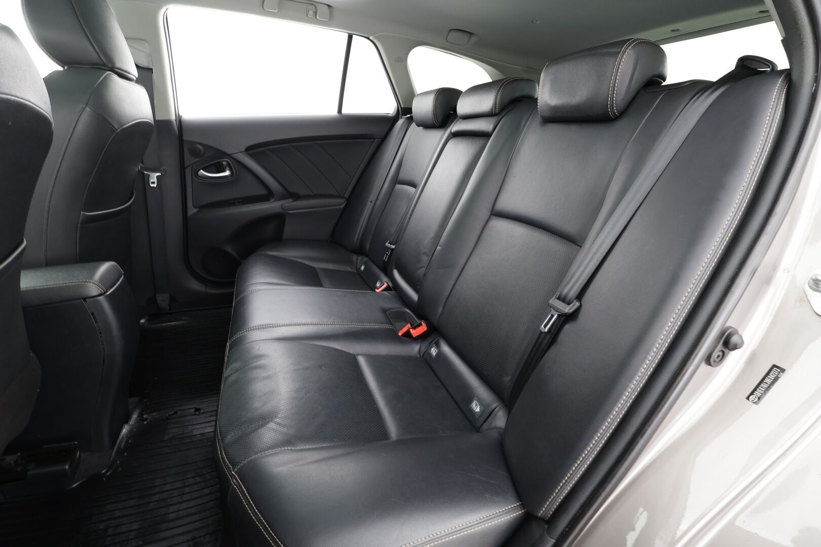 Toyota Avensis 2016 2,0 Valvematic Premium Touring Sports Multidrive S * Vakkari / Panorama / Muistipenkki / LED / Navi / Koukku * - P.kamera / Lohkolämmitin / Suomi-auto / Kahdet renkaat aluvanteilla - HULLU BLACKWEEK KORKOTARJOUS 2,49%