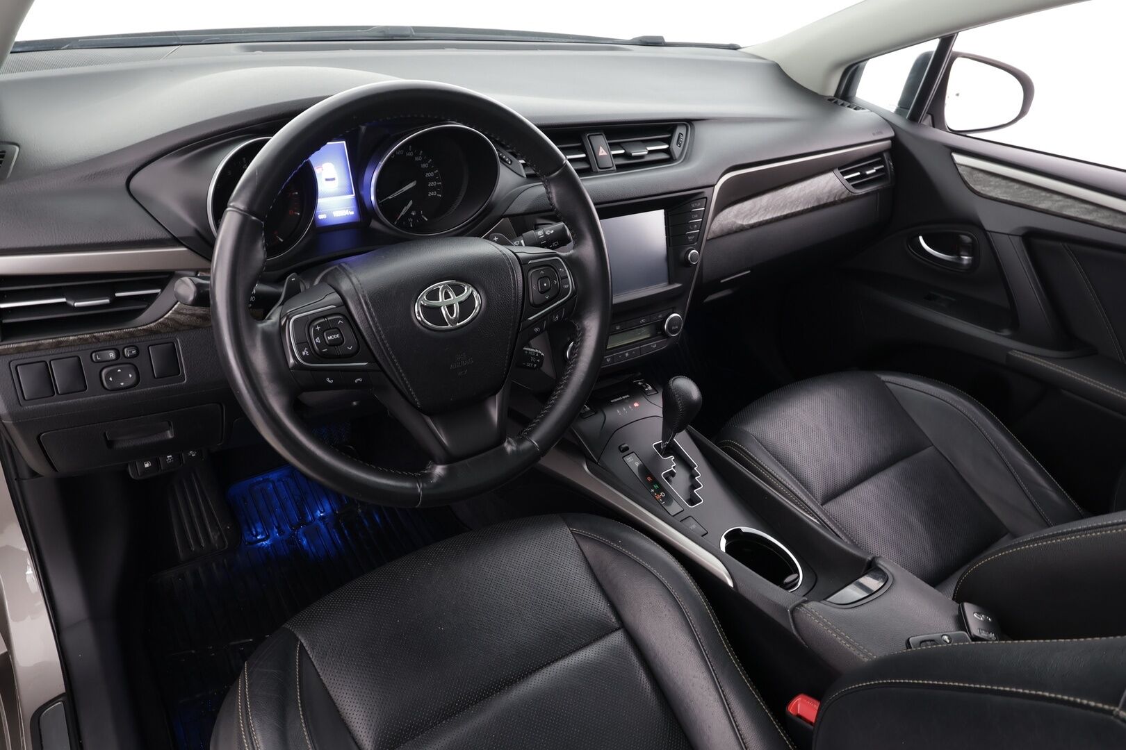 Toyota Avensis 2016 2,0 Valvematic Premium Touring Sports Multidrive S * Vakkari / Panorama / Muistipenkki / LED / Navi / Koukku * - P.kamera / Lohkolämmitin / Suomi-auto / Kahdet renkaat aluvanteilla - HULLU BLACKWEEK KORKOTARJOUS 2,49%