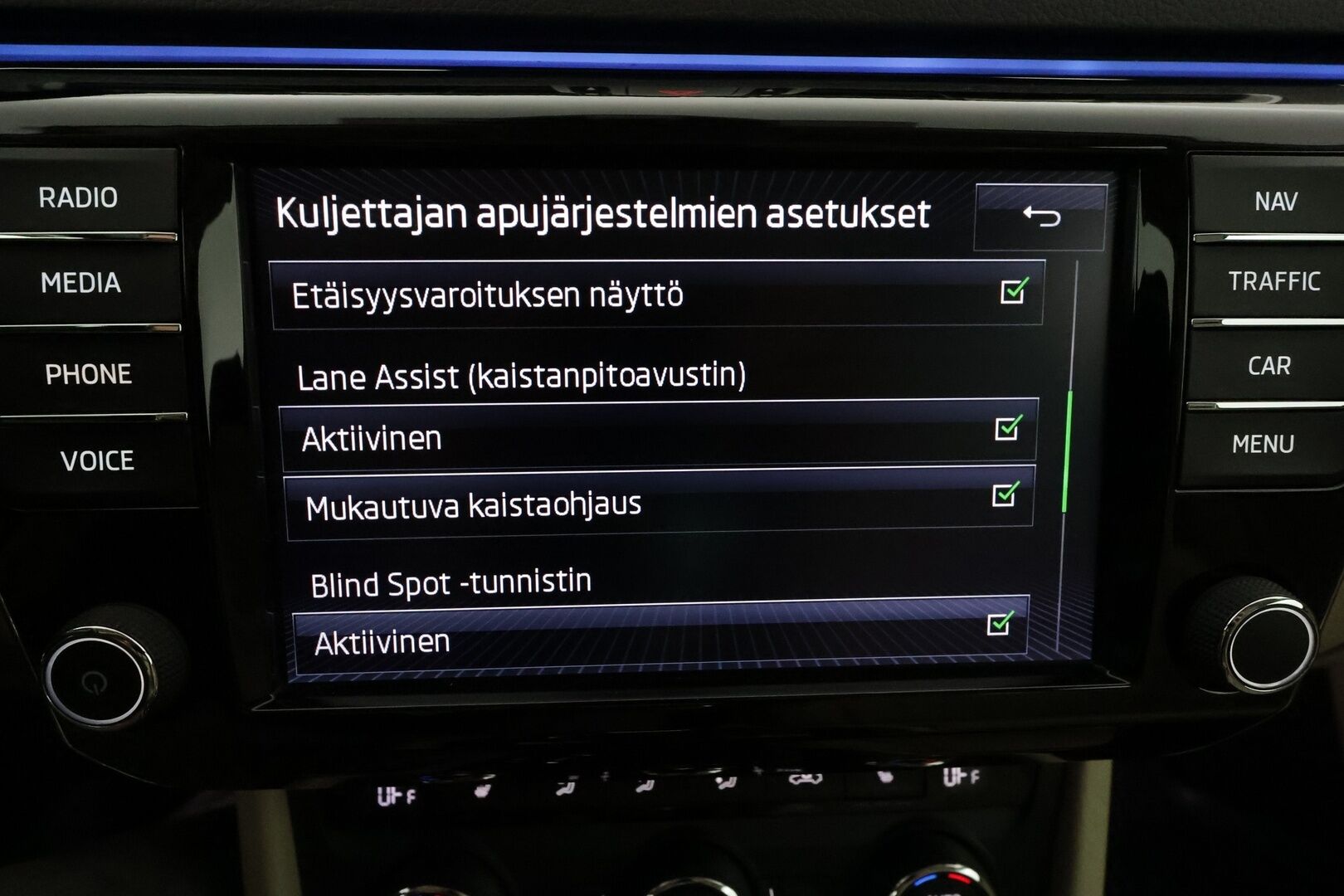 Skoda Superb 2016 Combi 2,0 TSI 280 4x4 L&K DSG **Huippuvarusteet / Panorama / Canton / Adapt. vakkari / Webasto / Ilmastoidut penkit** - 1-om Suomi-auto / Apple&Android / Keyless / Navi / Muistipenkki