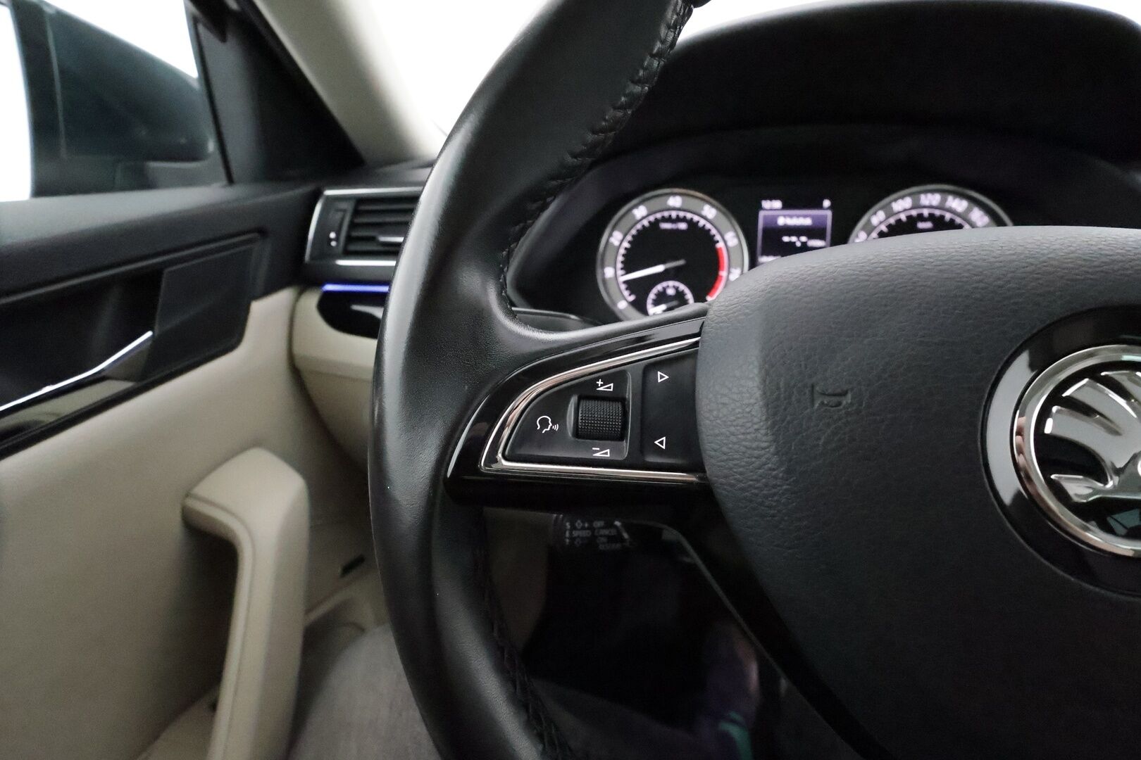 Skoda Superb 2016 Combi 2,0 TSI 280 4x4 L&K DSG **Huippuvarusteet / Panorama / Canton / Adapt. vakkari / Webasto / Ilmastoidut penkit** - 1-om Suomi-auto / Apple&Android / Keyless / Navi / Muistipenkki