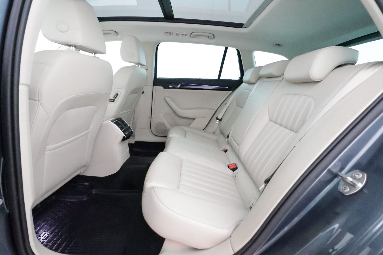 Skoda Superb 2016 Combi 2,0 TSI 280 4x4 L&K DSG **Huippuvarusteet / Panorama / Canton / Adapt. vakkari / Webasto / Ilmastoidut penkit** - 1-om Suomi-auto / Apple&Android / Keyless / Navi / Muistipenkki
