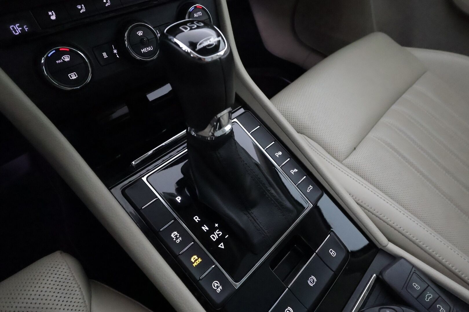 Skoda Superb 2016 Combi 2,0 TSI 280 4x4 L&K DSG **Huippuvarusteet / Panorama / Canton / Adapt. vakkari / Webasto / Ilmastoidut penkit** - 1-om Suomi-auto / Apple&Android / Keyless / Navi / Muistipenkki