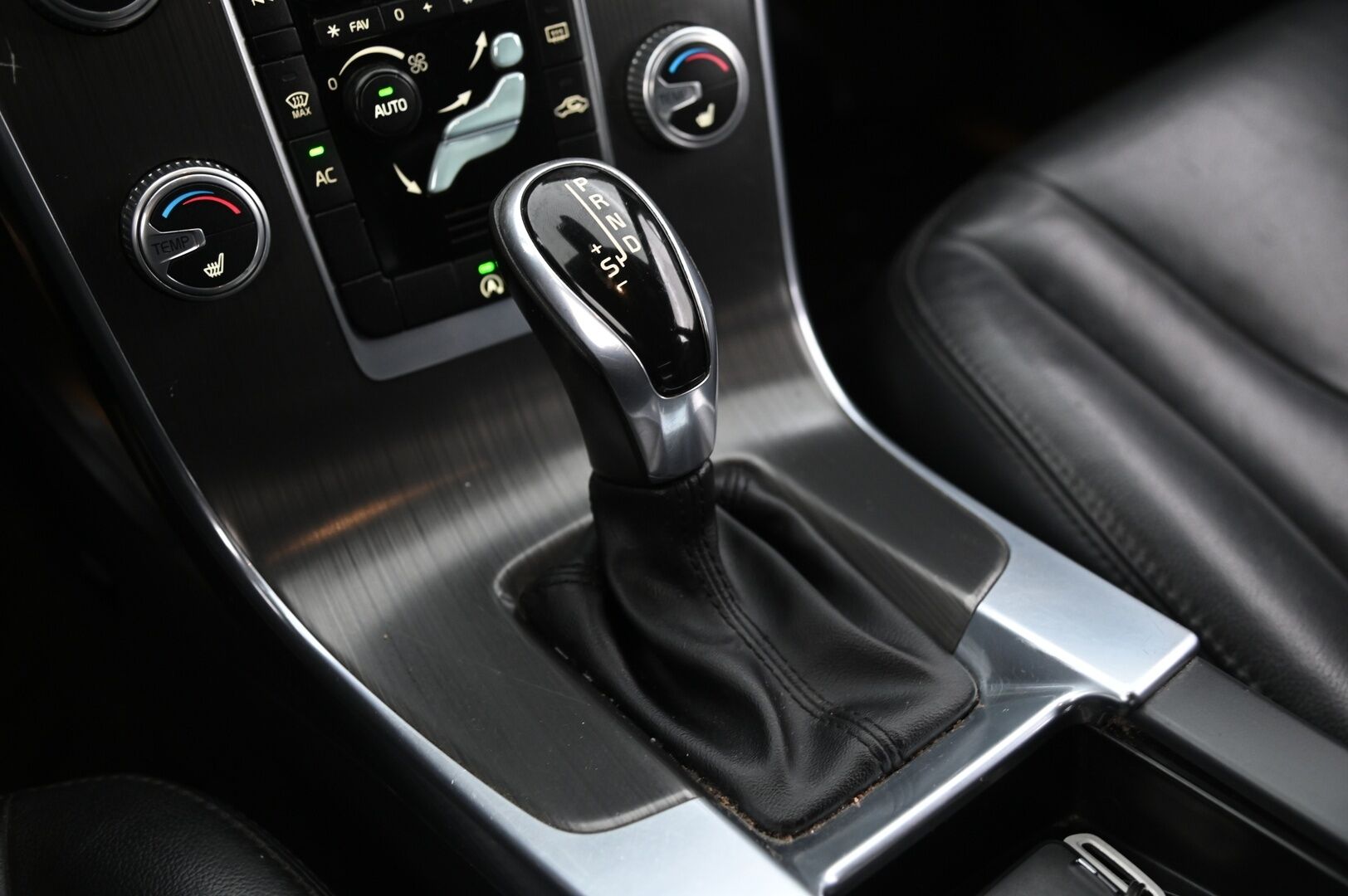 Volvo V60 2015 D4 AWD Business Summum aut *MYYDÄÄN HUUTOKAUPPA.COM*