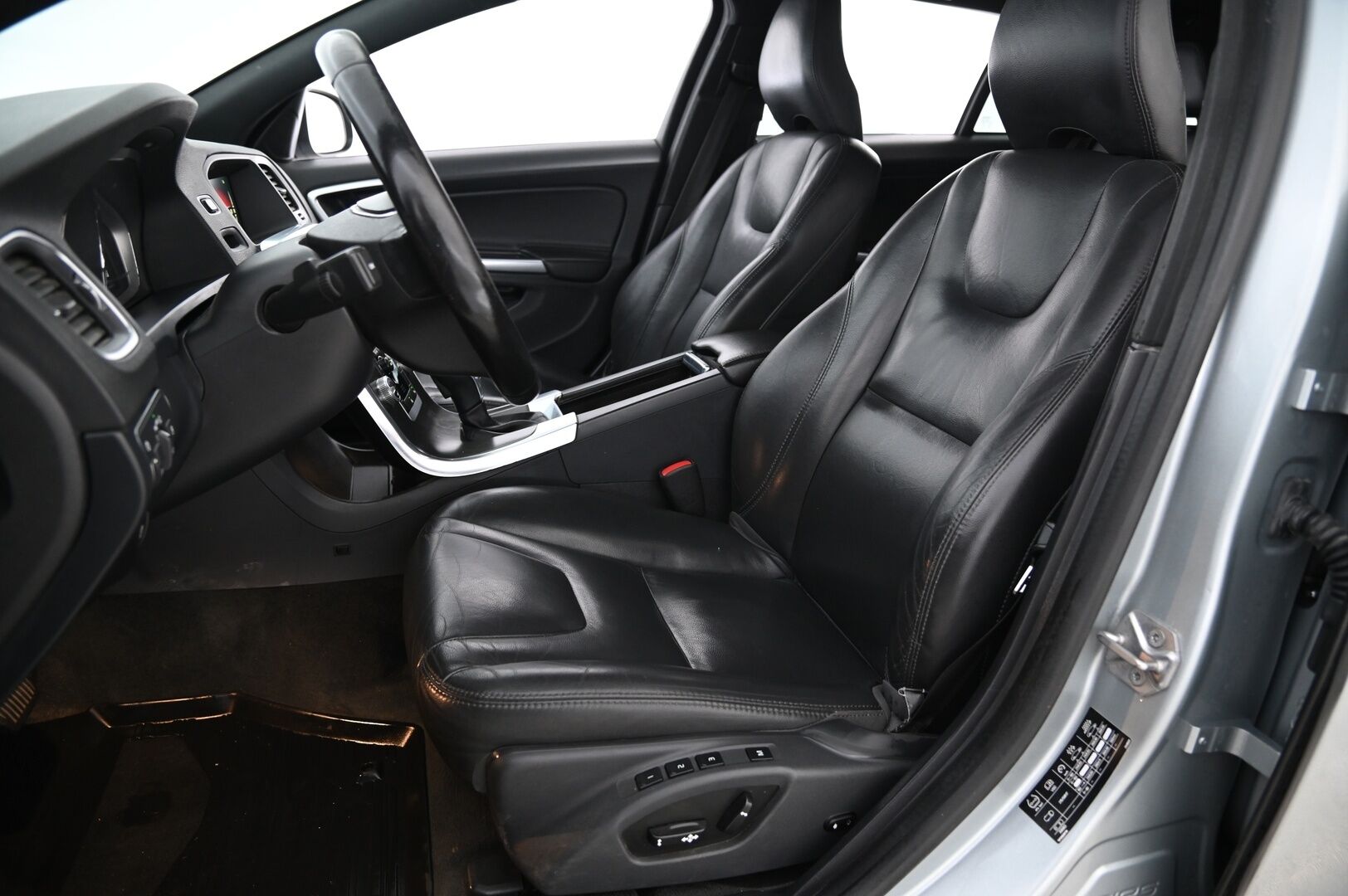 Volvo V60 2015 D4 AWD Business Summum aut *MYYDÄÄN HUUTOKAUPPA.COM*