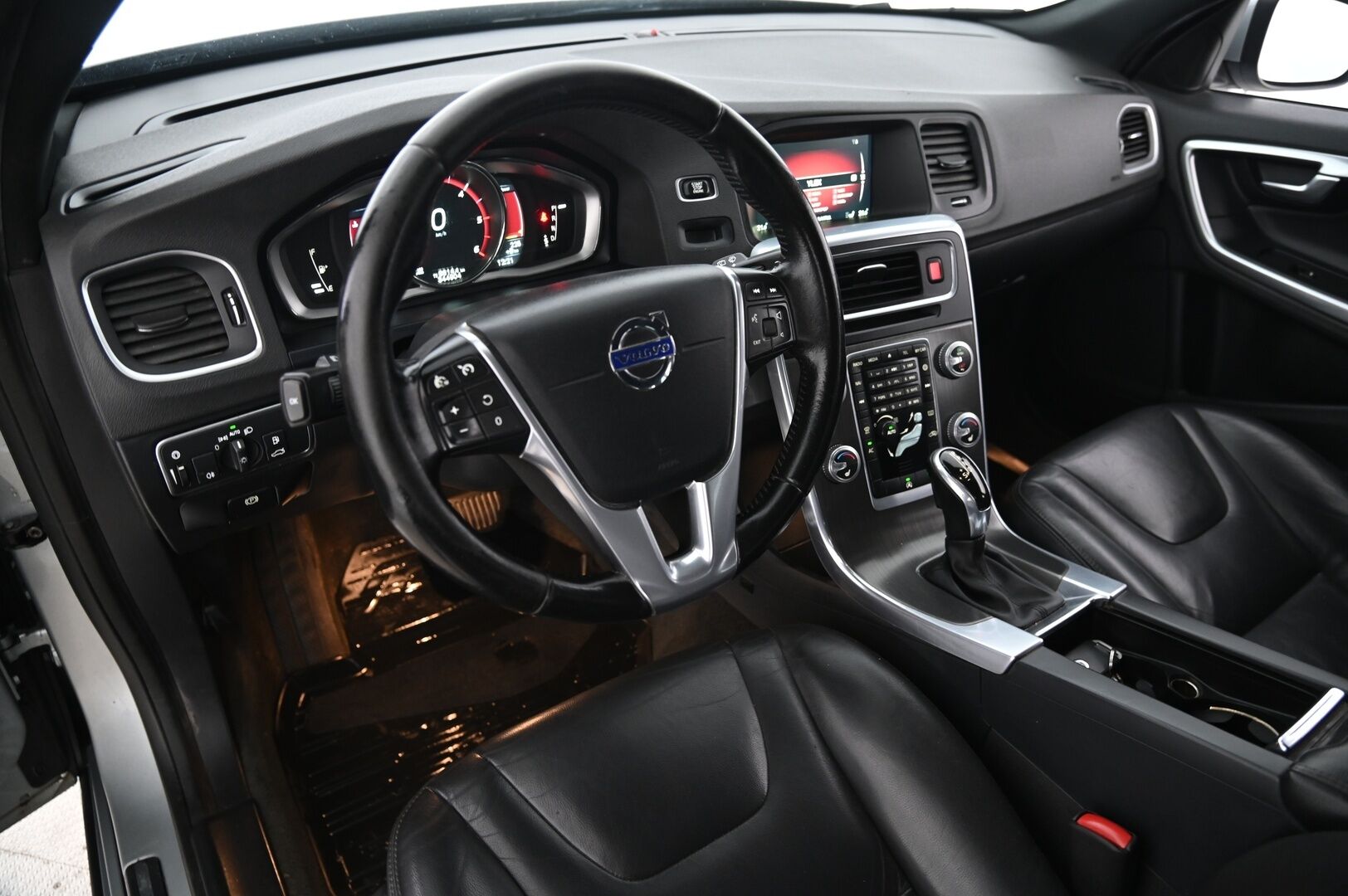 Volvo V60 2015 D4 AWD Business Summum aut *MYYDÄÄN HUUTOKAUPPA.COM*