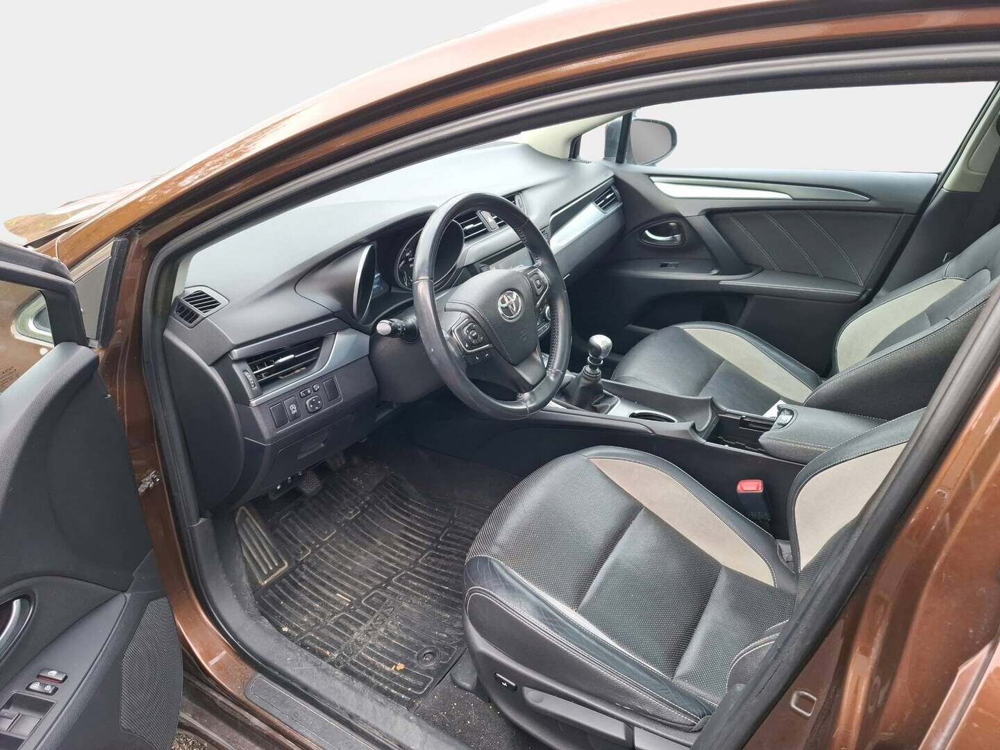 Toyota Avensis 2015 2,0 D-4D Active Touring Sports - Webasto | Panorama | Peruutuskamera | Puolinahka | Lane Assist | Vakkari