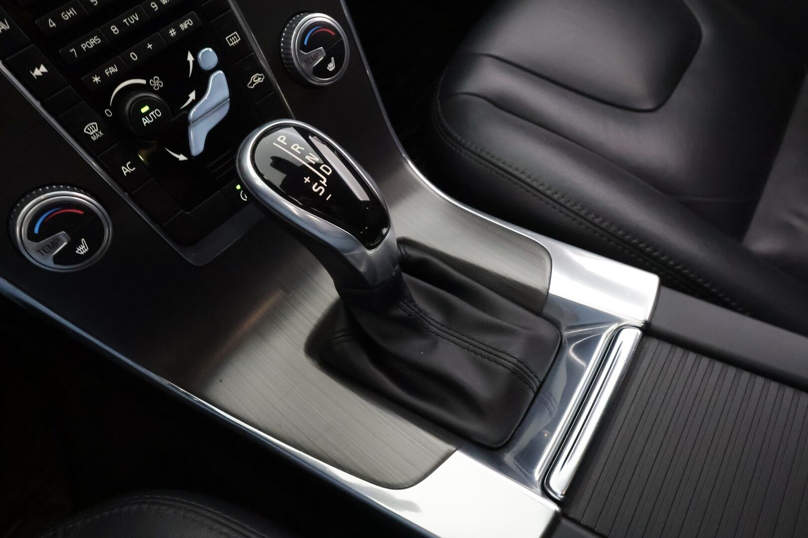 Volvo V60 2016 D4 AWD Business Summum aut * Vakkari / Webasto / Kaarrevalot / Navi / Muistipenkki / Koukku / Nahat / KeylessGo * - Suomi-auto / Kahdet renkaat aluvanteilla