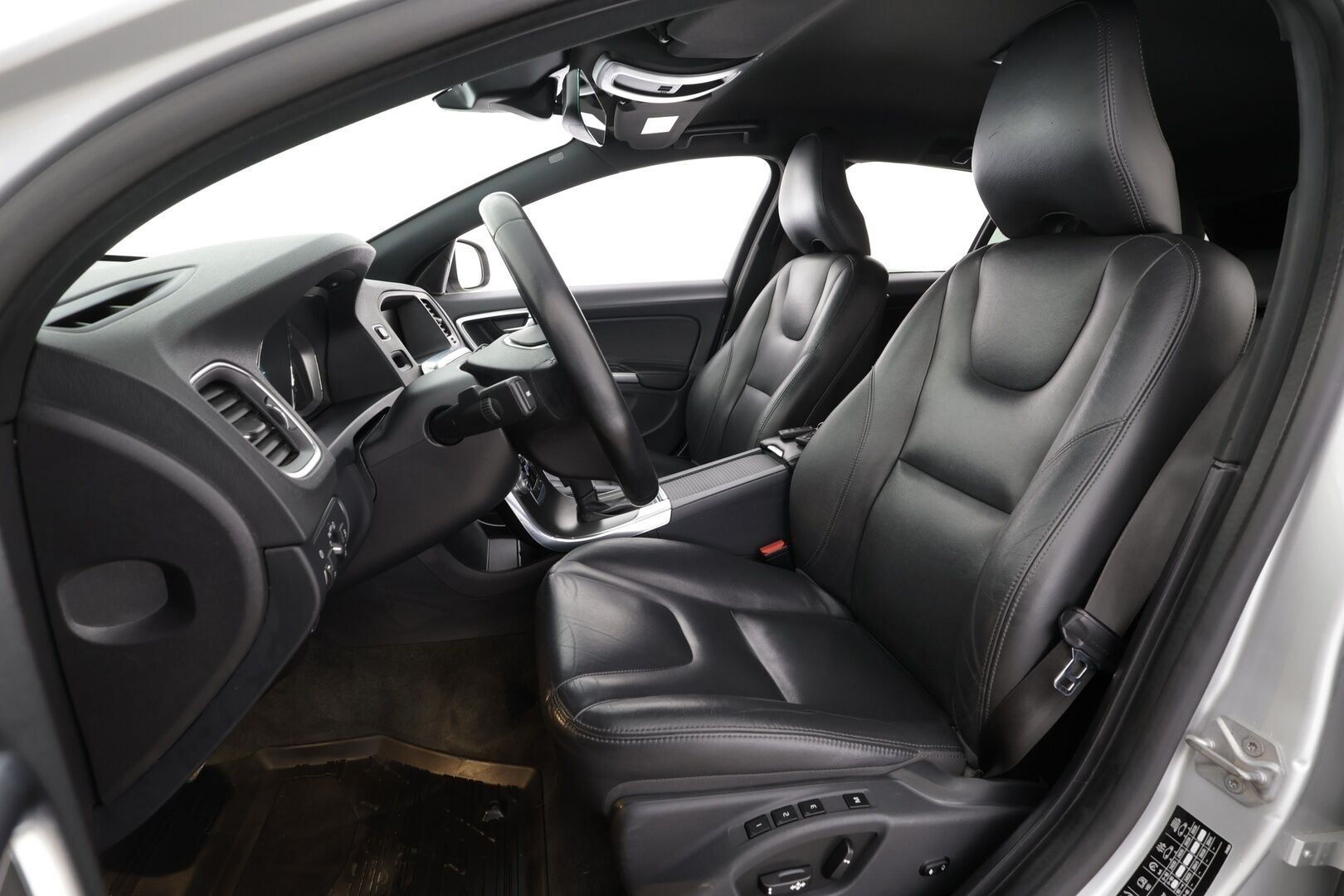 Volvo V60 2016 D4 AWD Business Summum aut * Vakkari / Webasto / Kaarrevalot / Navi / Muistipenkki / Koukku / Nahat / KeylessGo * - Suomi-auto / Kahdet renkaat aluvanteilla