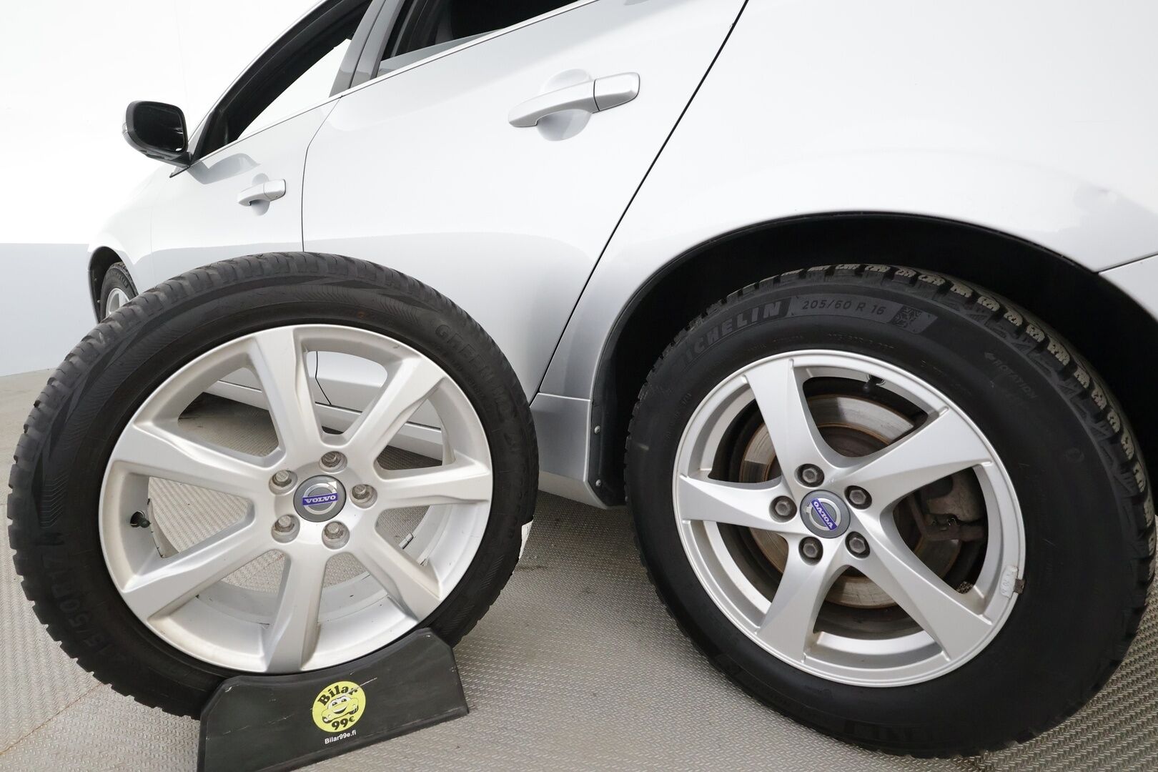 Volvo V60 2016 D4 AWD Business Summum aut * Vakkari / Webasto / Kaarrevalot / Navi / Muistipenkki / Koukku / Nahat / KeylessGo * - Suomi-auto / Kahdet renkaat aluvanteilla