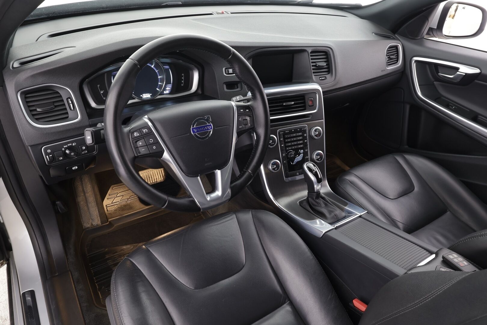 Volvo V60 2016 D4 AWD Business Summum aut * Vakkari / Webasto / Kaarrevalot / Navi / Muistipenkki / Koukku / Nahat / KeylessGo * - Suomi-auto / Kahdet renkaat aluvanteilla