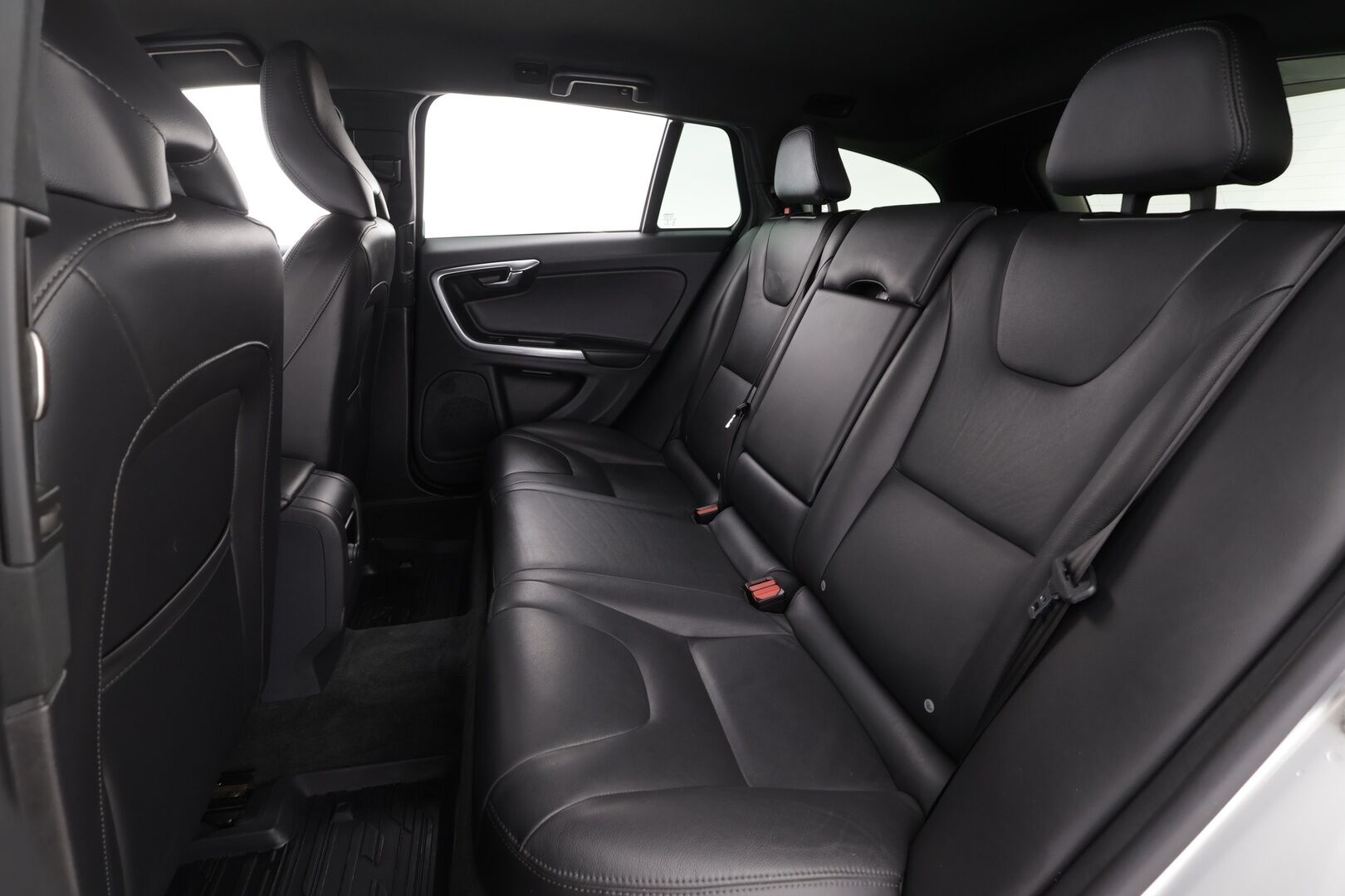 Volvo V60 2016 D4 AWD Business Summum aut * Vakkari / Webasto / Kaarrevalot / Navi / Muistipenkki / Koukku / Nahat / KeylessGo * - Suomi-auto / Kahdet renkaat aluvanteilla