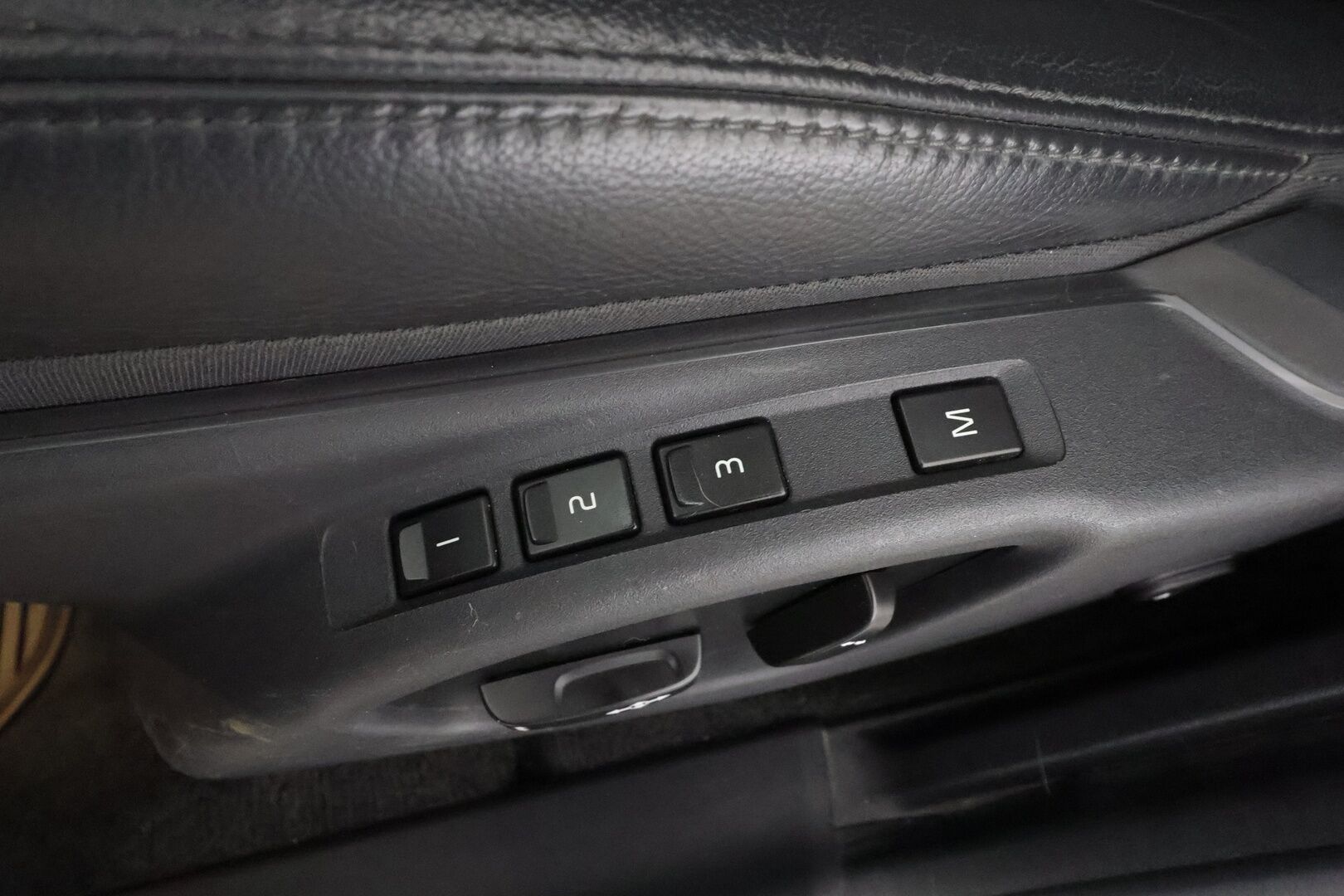 Volvo V60 2016 D4 AWD Business Summum aut * Vakkari / Webasto / Kaarrevalot / Navi / Muistipenkki / Koukku / Nahat / KeylessGo * - Suomi-auto / Kahdet renkaat aluvanteilla