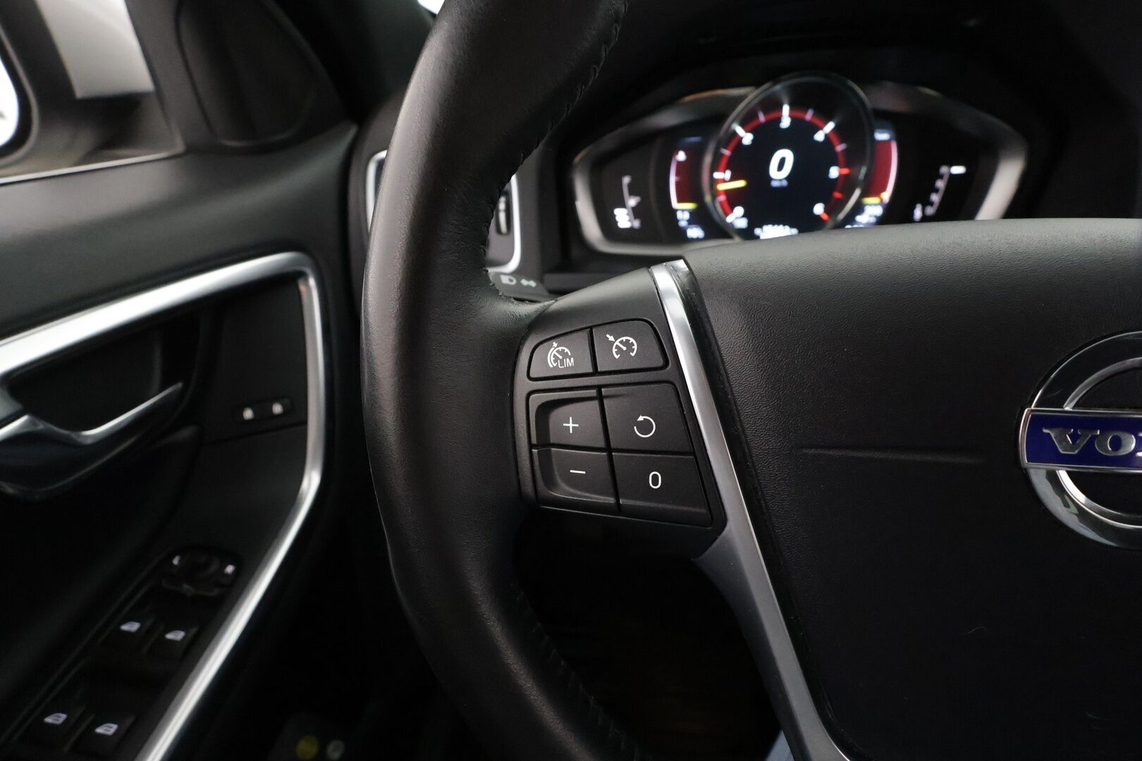 Volvo V60 2016 D4 AWD Business Summum aut * Vakkari / Webasto / Kaarrevalot / Navi / Muistipenkki / Koukku / Nahat / KeylessGo * - Suomi-auto / Kahdet renkaat aluvanteilla