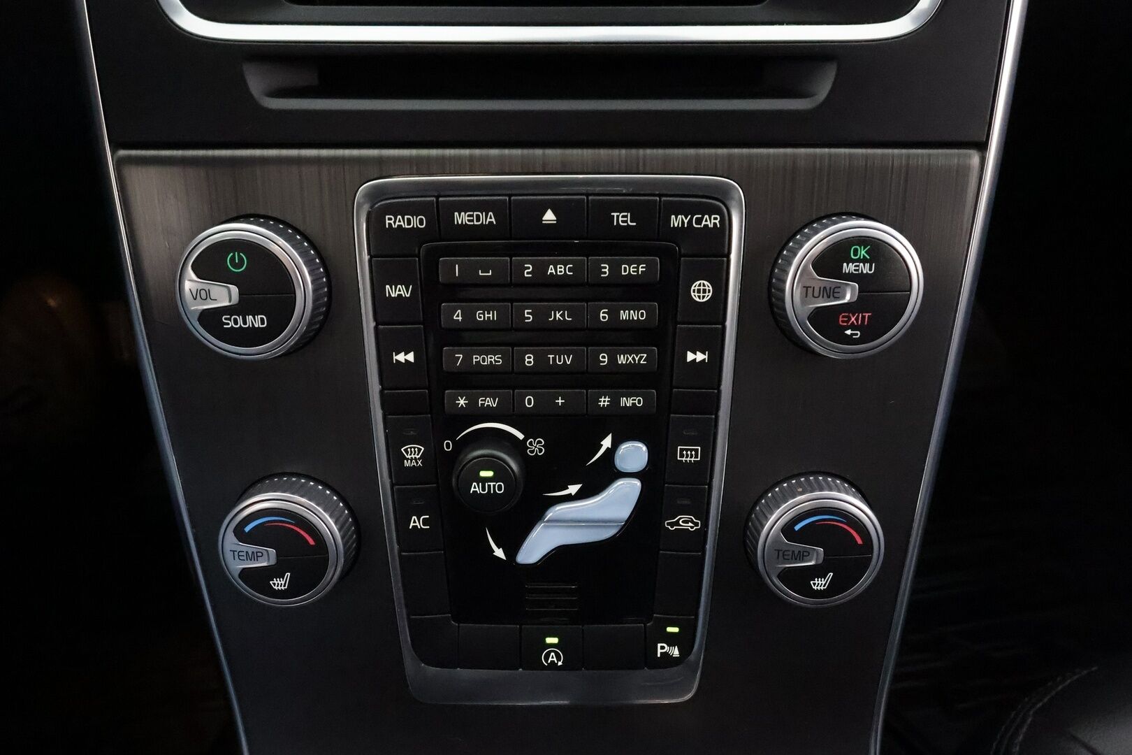 Volvo V60 2016 D4 AWD Business Summum aut * Vakkari / Webasto / Kaarrevalot / Navi / Muistipenkki / Koukku / Nahat / KeylessGo * - Suomi-auto / Kahdet renkaat aluvanteilla