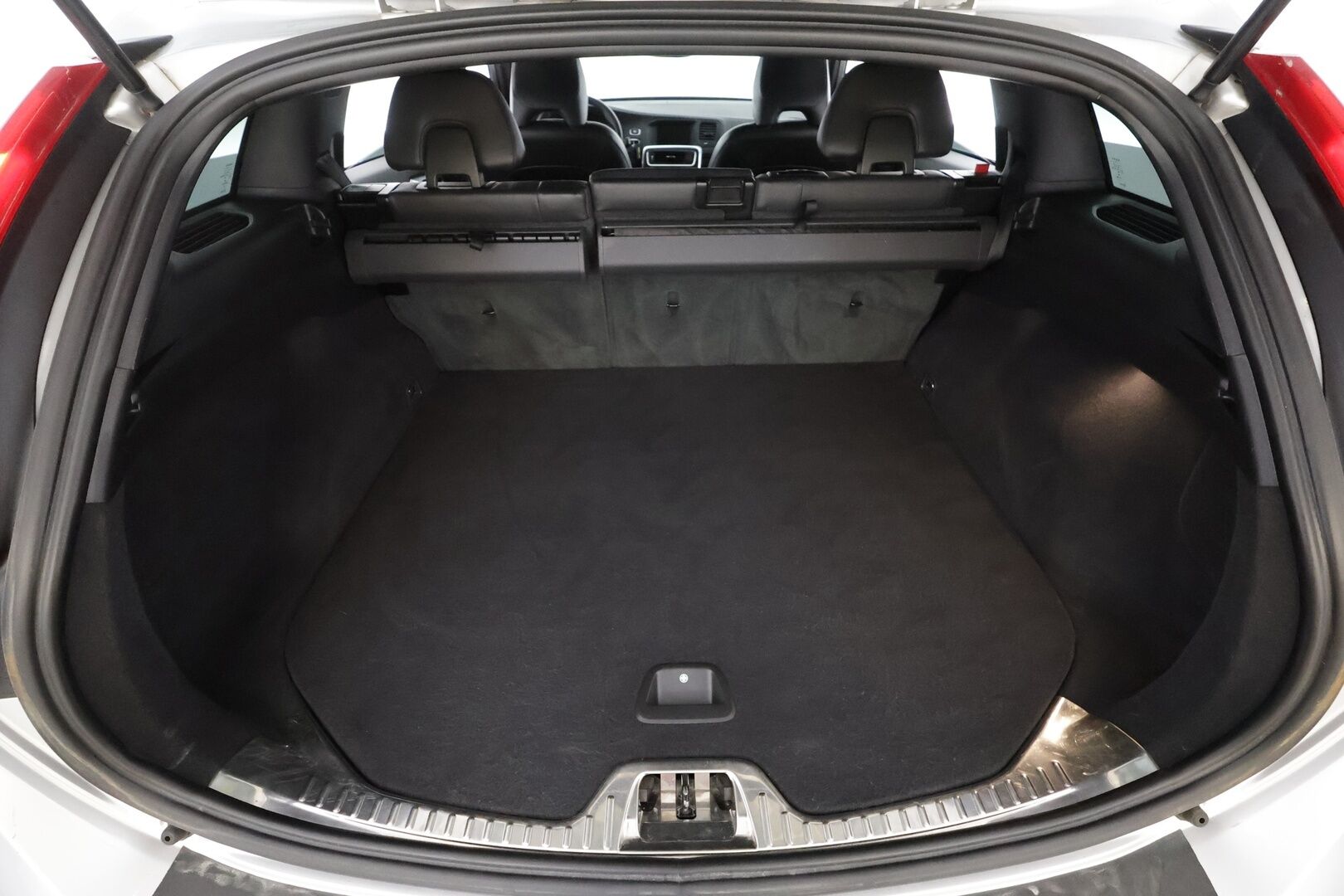 Volvo V60 2016 D4 AWD Business Summum aut * Vakkari / Webasto / Kaarrevalot / Navi / Muistipenkki / Koukku / Nahat / KeylessGo * - Suomi-auto / Kahdet renkaat aluvanteilla