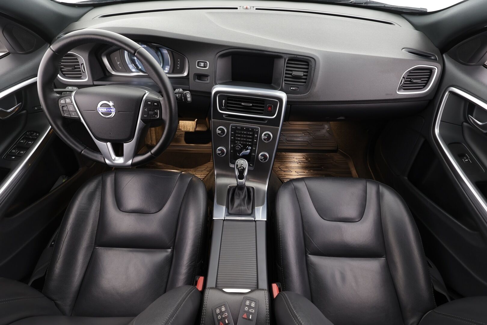 Volvo V60 2016 D4 AWD Business Summum aut * Vakkari / Webasto / Kaarrevalot / Navi / Muistipenkki / Koukku / Nahat / KeylessGo * - Suomi-auto / Kahdet renkaat aluvanteilla