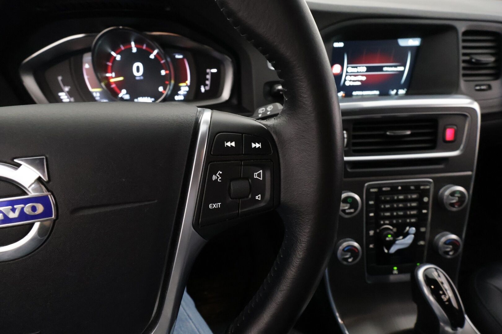 Volvo V60 2016 D4 AWD Business Summum aut * Vakkari / Webasto / Kaarrevalot / Navi / Muistipenkki / Koukku / Nahat / KeylessGo * - Suomi-auto / Kahdet renkaat aluvanteilla