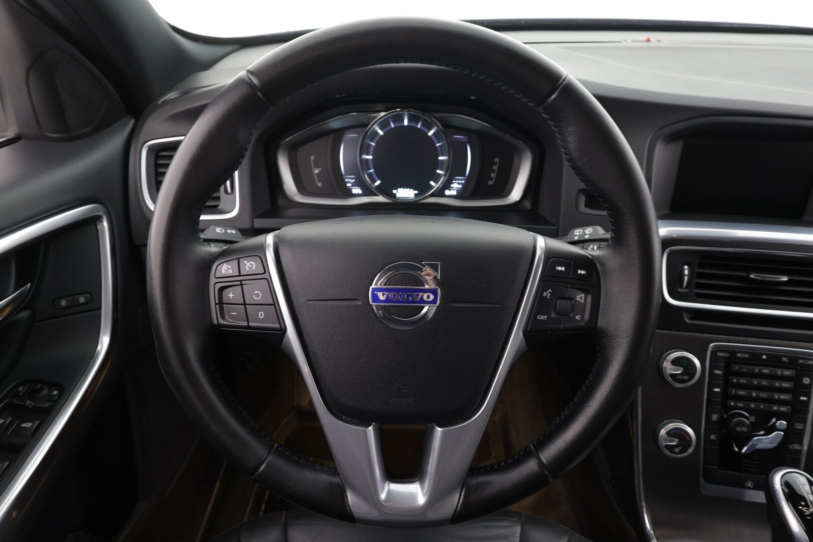 Volvo V60 2016 D4 AWD Business Summum aut * Vakkari / Webasto / Kaarrevalot / Navi / Muistipenkki / Koukku / Nahat / KeylessGo * - Suomi-auto / Kahdet renkaat aluvanteilla