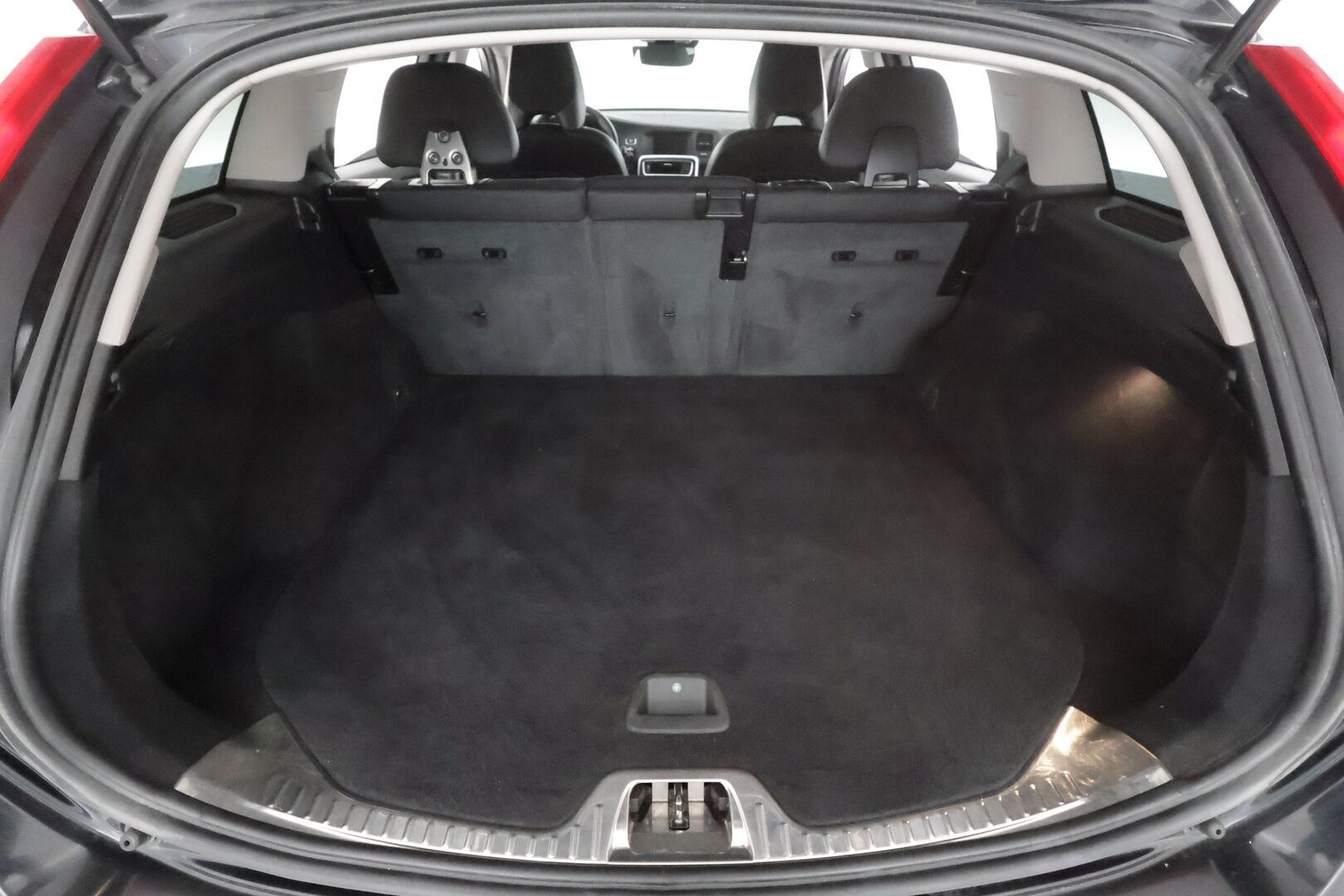 Volvo V60 2016 T4 Business aut * Webasto / Koukku / Xenon / P.tutkat / Muistipenkki / Navi / Vakkari * - Suomi-auto / Kahdet renkaat aluvanteilla 