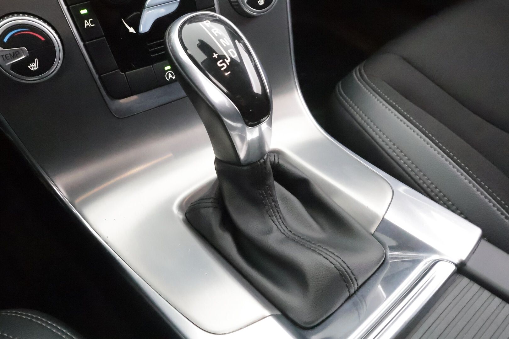 Volvo V60 2016 T4 Business aut * Webasto / Koukku / Xenon / P.tutkat / Muistipenkki / Navi / Vakkari * - Suomi-auto / Kahdet renkaat aluvanteilla 