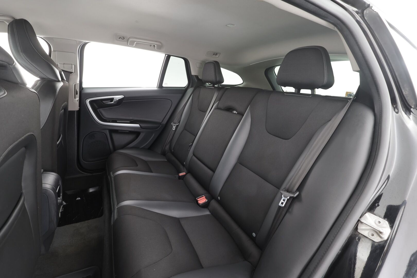 Volvo V60 2016 T4 Business aut * Webasto / Koukku / Xenon / P.tutkat / Muistipenkki / Navi / Vakkari * - Suomi-auto / Kahdet renkaat aluvanteilla 