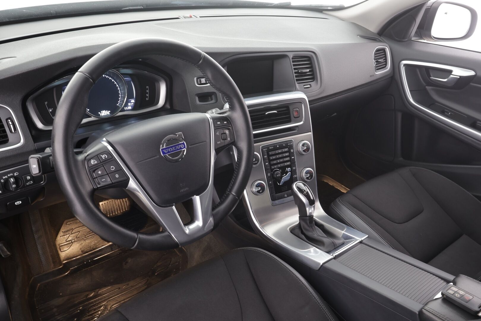 Volvo V60 2016 T4 Business aut * Webasto / Koukku / Xenon / P.tutkat / Muistipenkki / Navi / Vakkari * - Suomi-auto / Kahdet renkaat aluvanteilla 