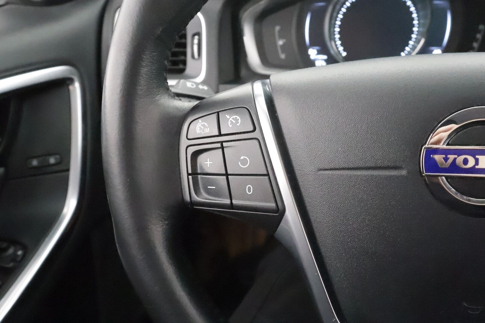 Volvo V60 2016 T4 Business aut * Webasto / Koukku / Xenon / P.tutkat / Muistipenkki / Navi / Vakkari * - Suomi-auto / Kahdet renkaat aluvanteilla 